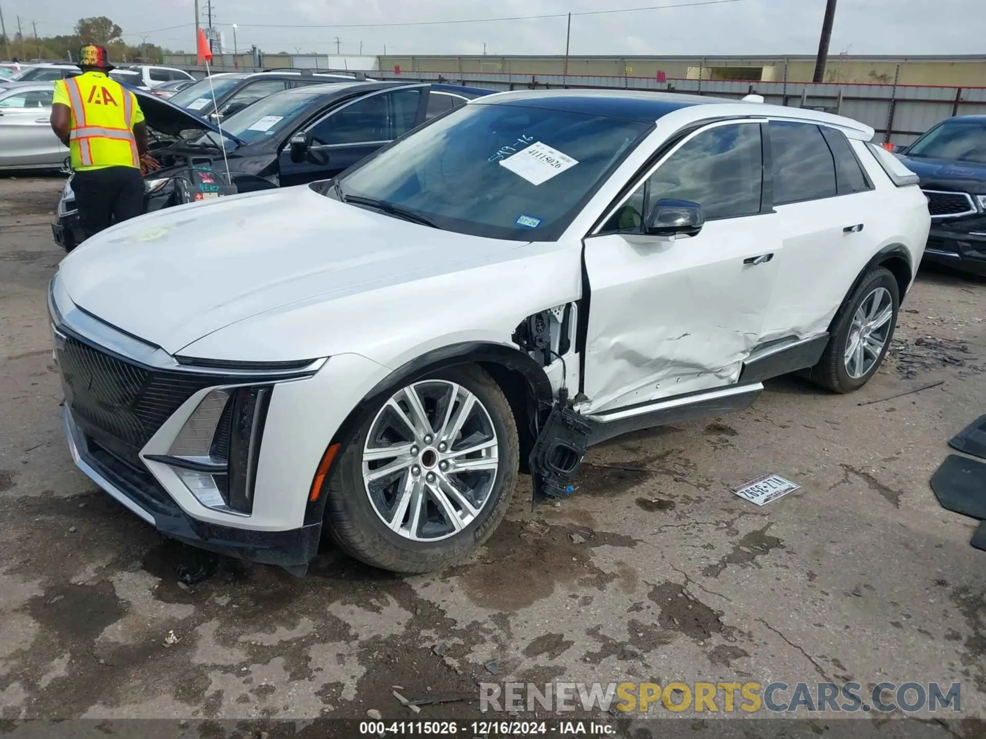 2 fotografías del automóvil dañado 1GYKPMRK5RZ126406 CADILLAC LYRIQ 2024