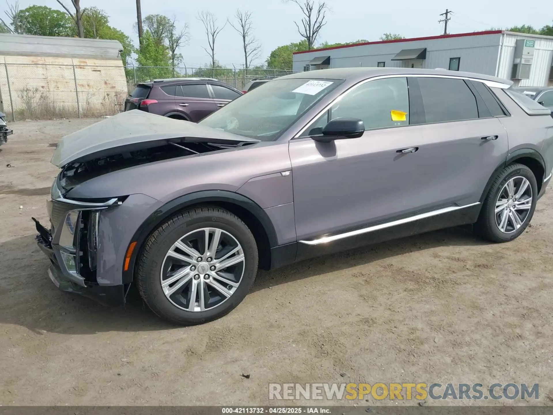 2 fotografías del automóvil dañado 1GYKPMRLXRZ141816 CADILLAC LYRIQ 2024