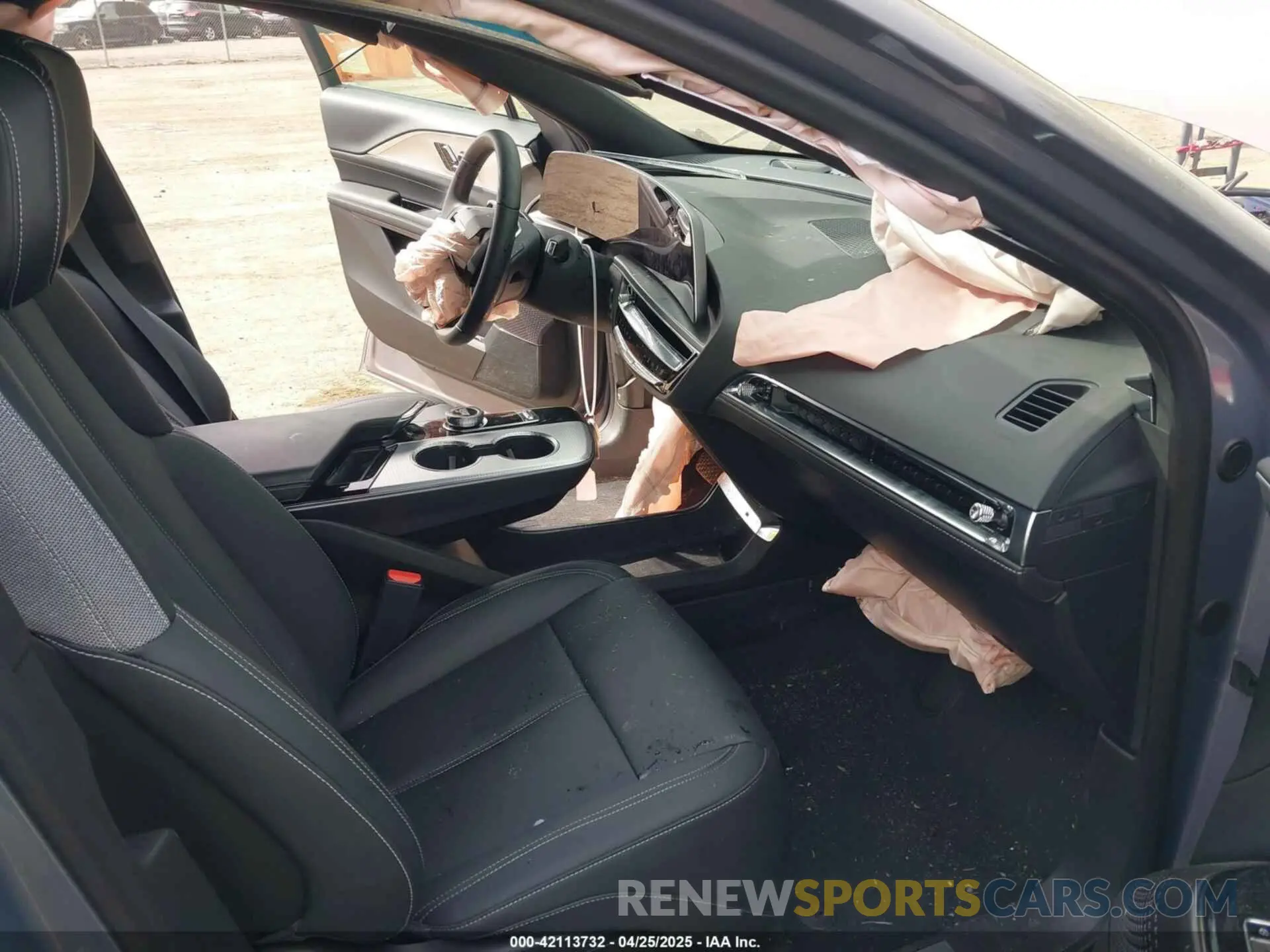 5 fotografías del automóvil dañado 1GYKPMRLXRZ141816 CADILLAC LYRIQ 2024