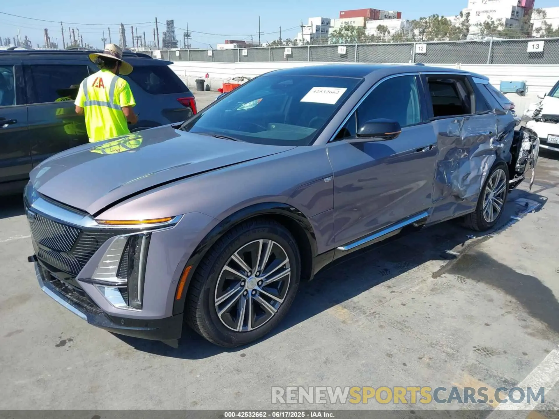 2 fotografías del automóvil dañado 1GYKPPRK8RZ121721 CADILLAC LYRIQ 2024