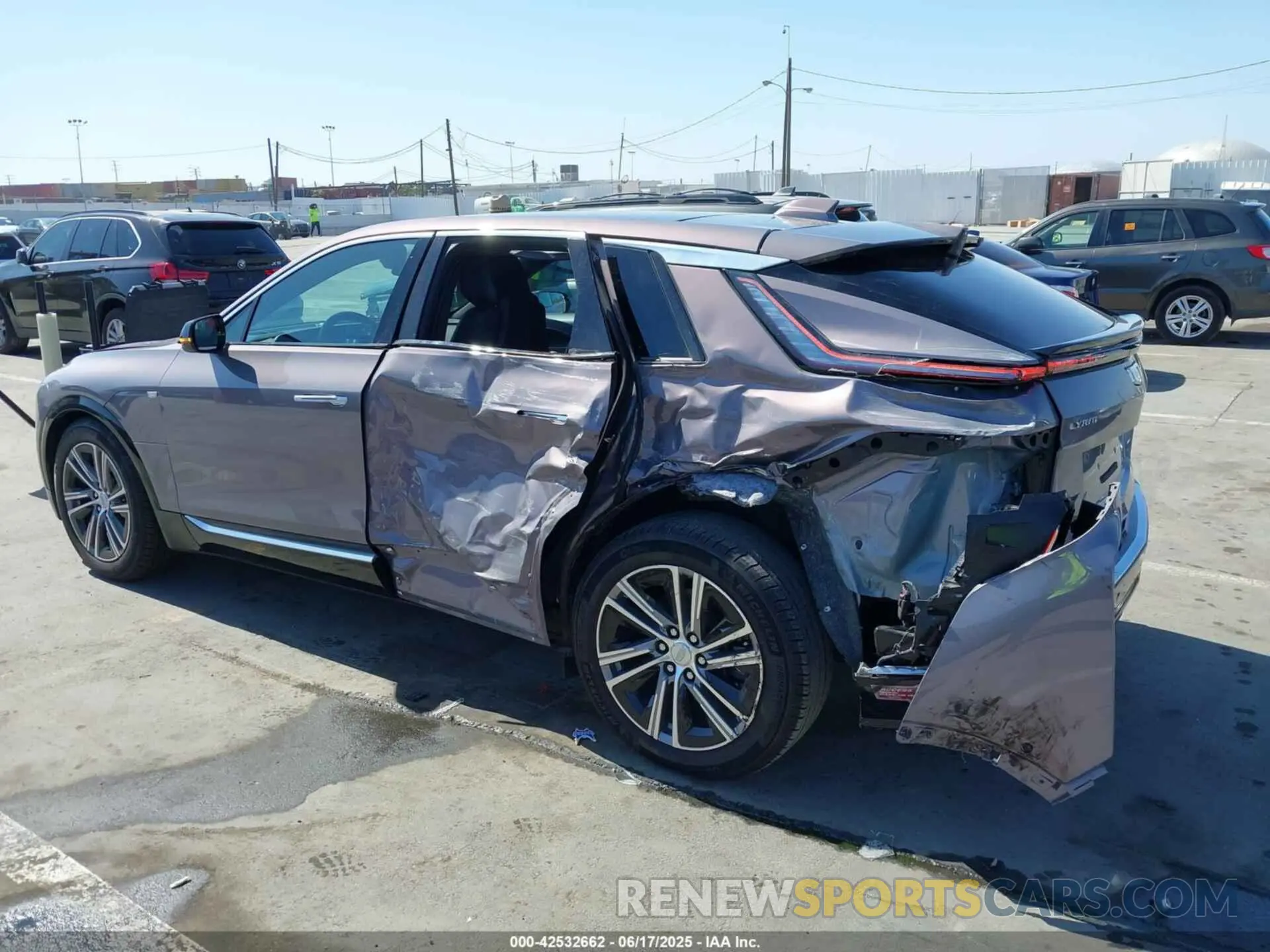 3 fotografías del automóvil dañado 1GYKPPRK8RZ121721 CADILLAC LYRIQ 2024