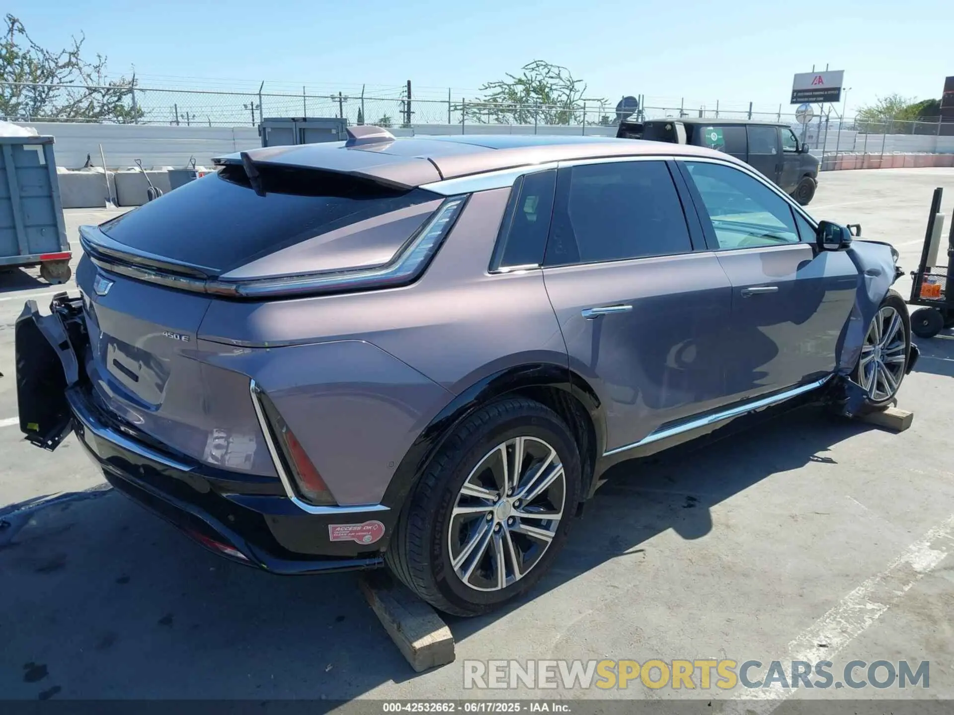 4 fotografías del automóvil dañado 1GYKPPRK8RZ121721 CADILLAC LYRIQ 2024