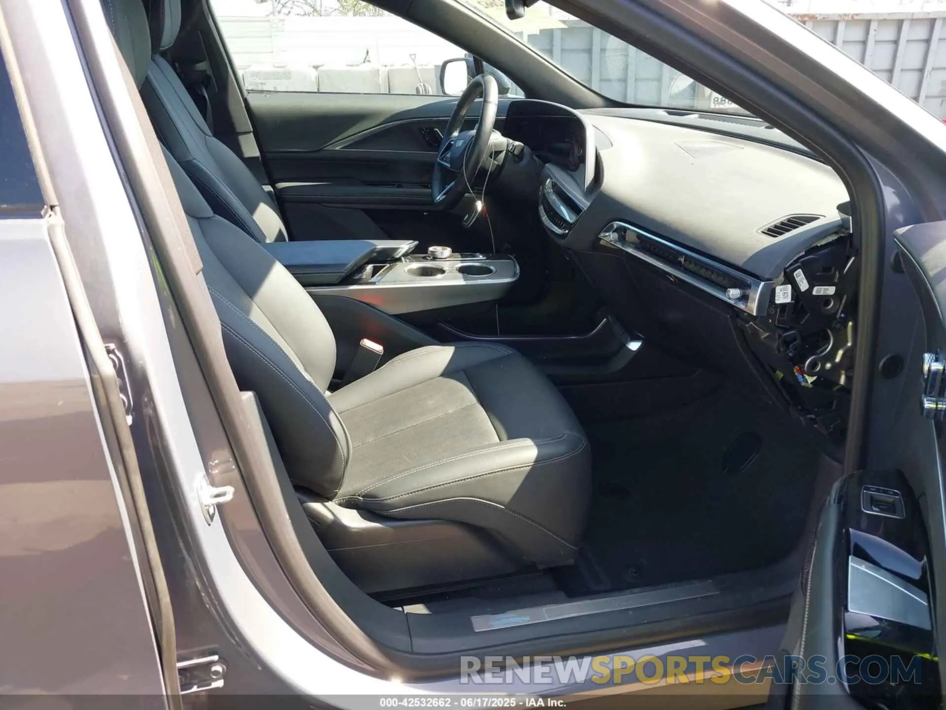 5 fotografías del automóvil dañado 1GYKPPRK8RZ121721 CADILLAC LYRIQ 2024