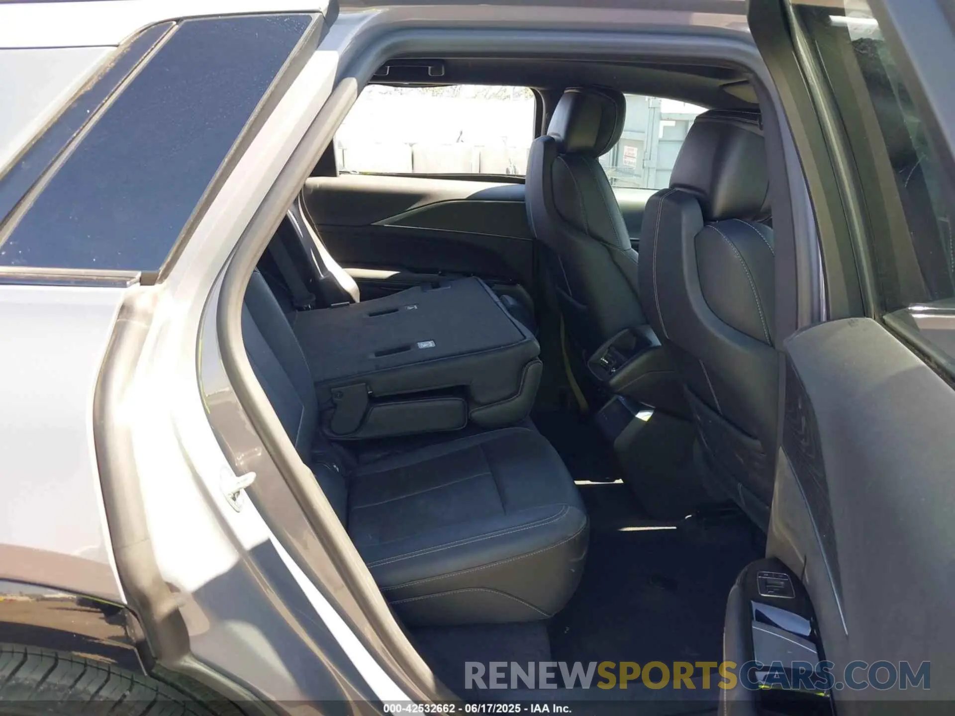 8 fotografías del automóvil dañado 1GYKPPRK8RZ121721 CADILLAC LYRIQ 2024