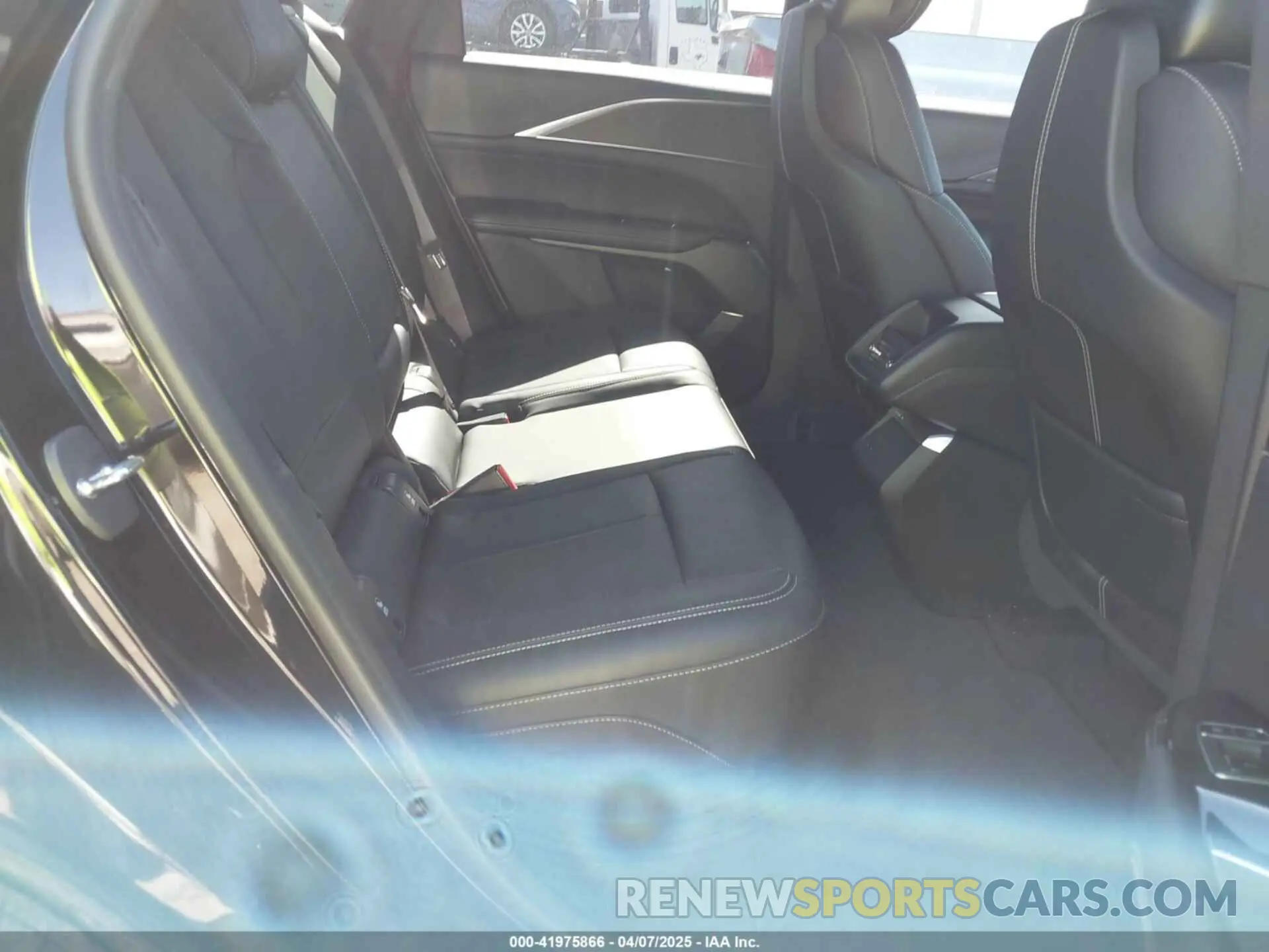 8 fotografías del automóvil dañado 1GYKPPRK9RZ101820 CADILLAC LYRIQ 2024