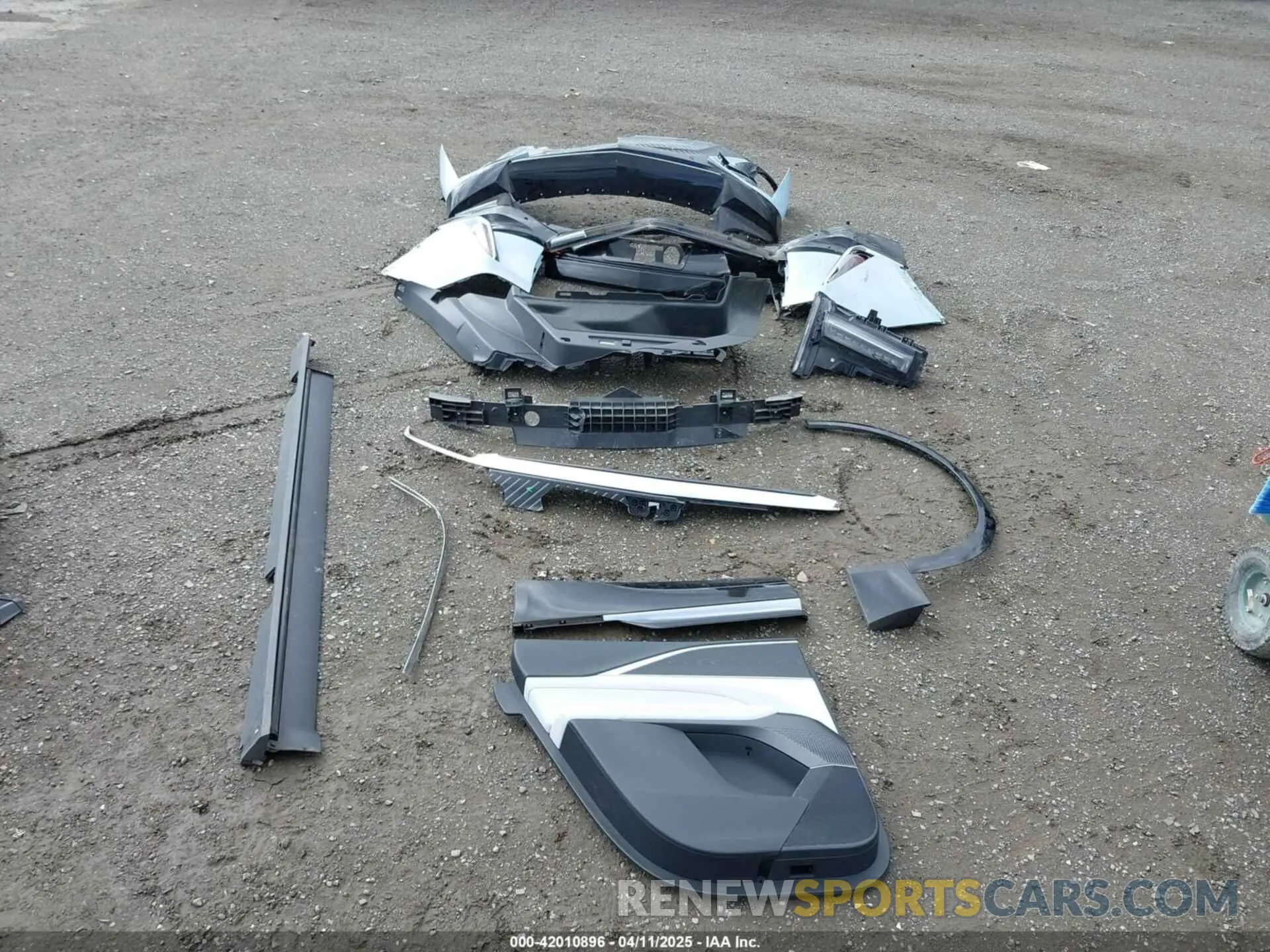 12 fotografías del automóvil dañado 1GYKPPRL2RZ103577 CADILLAC LYRIQ 2024