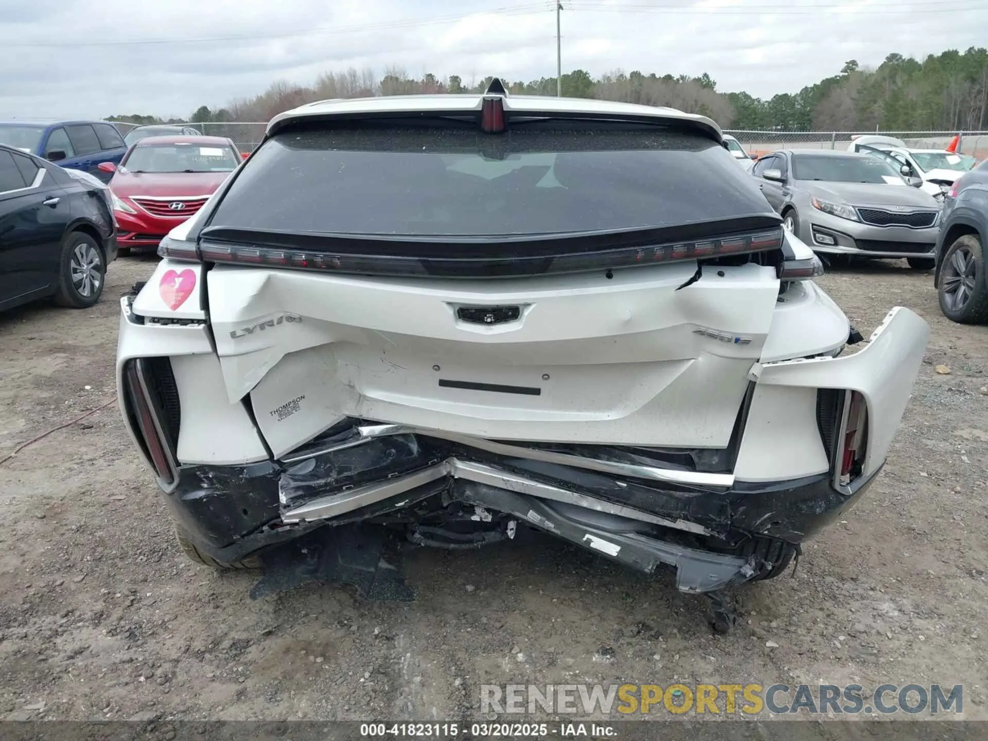 16 fotografías del automóvil dañado 1GYKPRRK7RZ116943 CADILLAC LYRIQ 2024