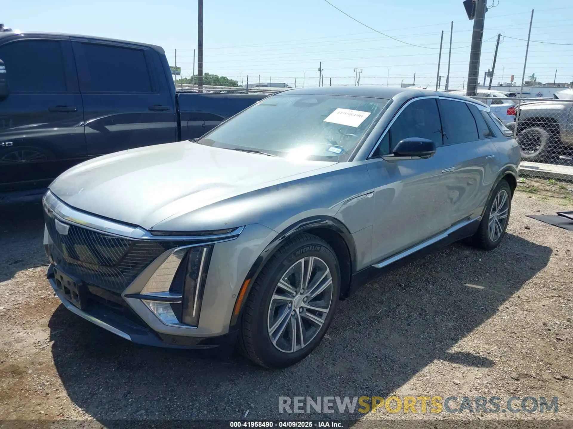 2 fotografías del automóvil dañado 1GYKPRRK7RZ122838 CADILLAC LYRIQ 2024