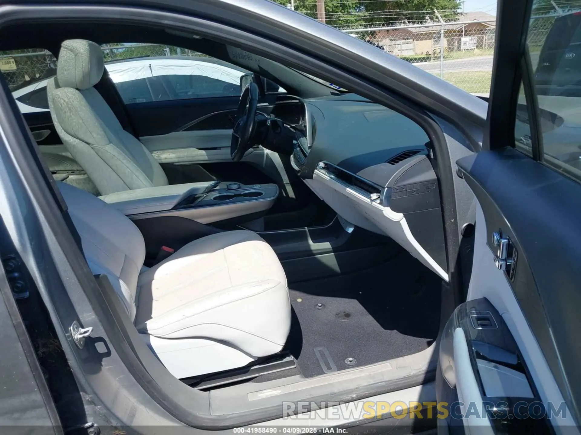 5 fotografías del automóvil dañado 1GYKPRRK7RZ122838 CADILLAC LYRIQ 2024