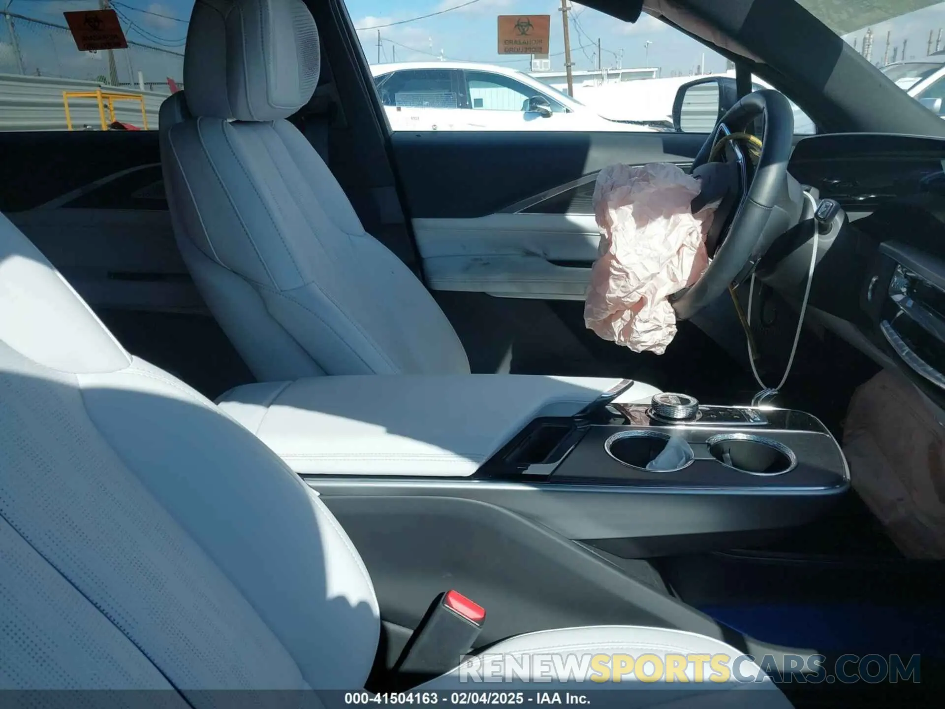 5 fotografías del automóvil dañado 1GYKPRRL1RZ113352 CADILLAC LYRIQ 2024