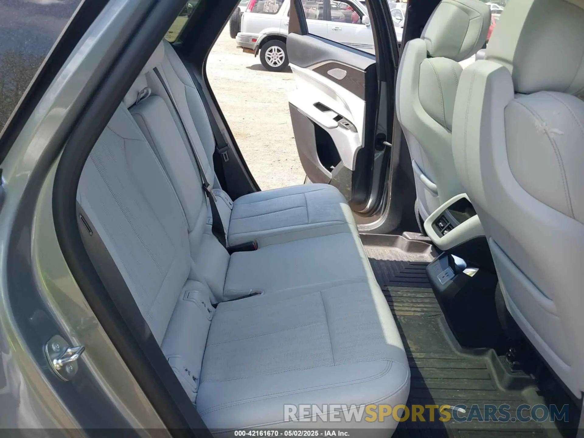 8 fotografías del automóvil dañado 1GYKPRRL8RZ128706 CADILLAC LYRIQ 2024