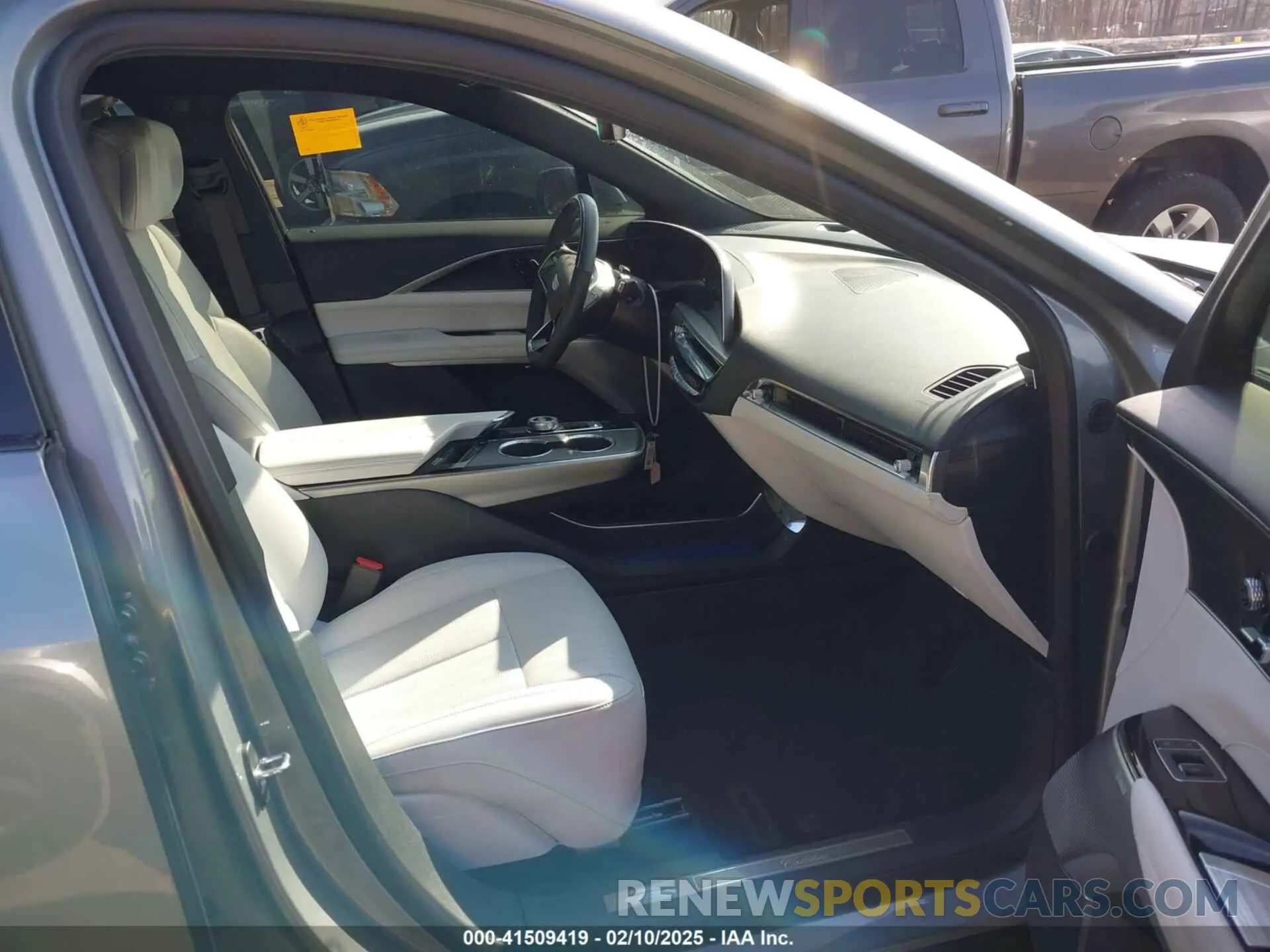 5 fotografías del automóvil dañado 1GYKPSRL3RZ107978 CADILLAC LYRIQ 2024