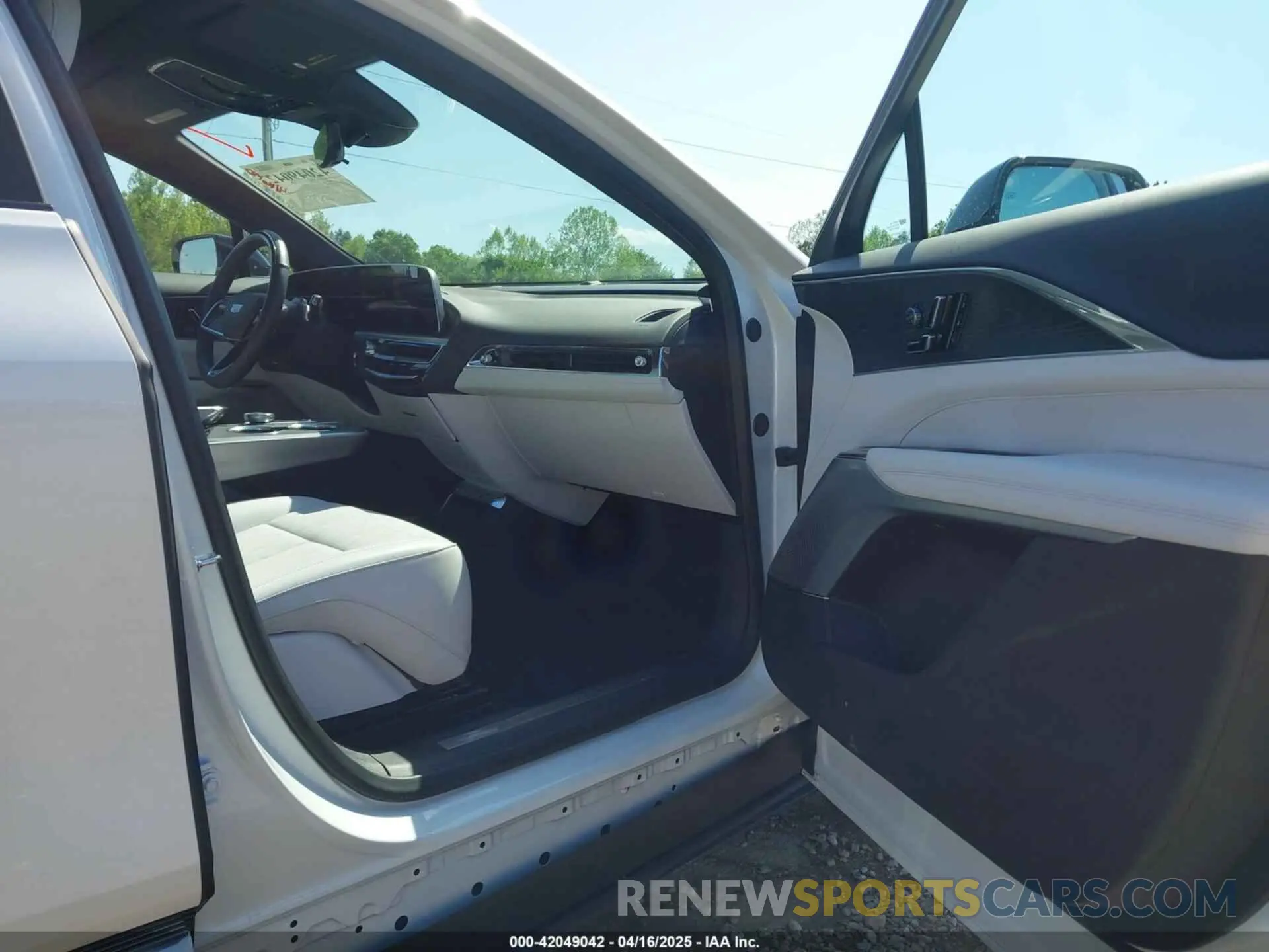 5 fotografías del automóvil dañado 1GYKPSRL9RZ141942 CADILLAC LYRIQ 2024