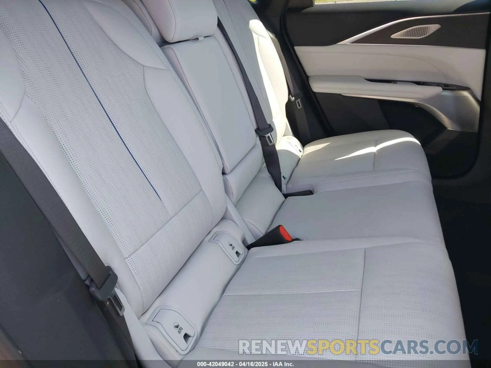 8 fotografías del automóvil dañado 1GYKPSRL9RZ141942 CADILLAC LYRIQ 2024