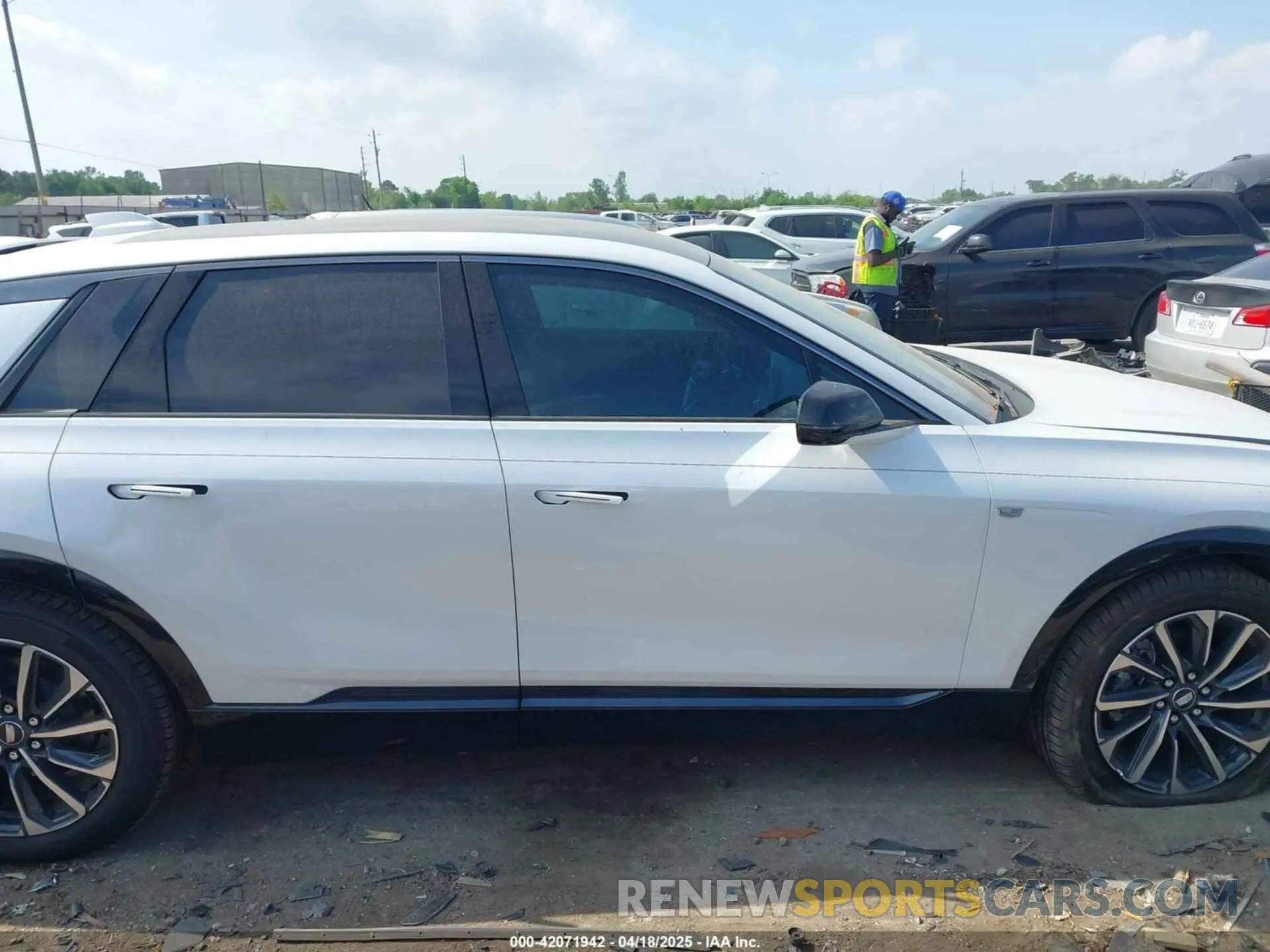 13 fotografías del automóvil dañado 1GYKPTRL5RZ142981 CADILLAC LYRIQ 2024