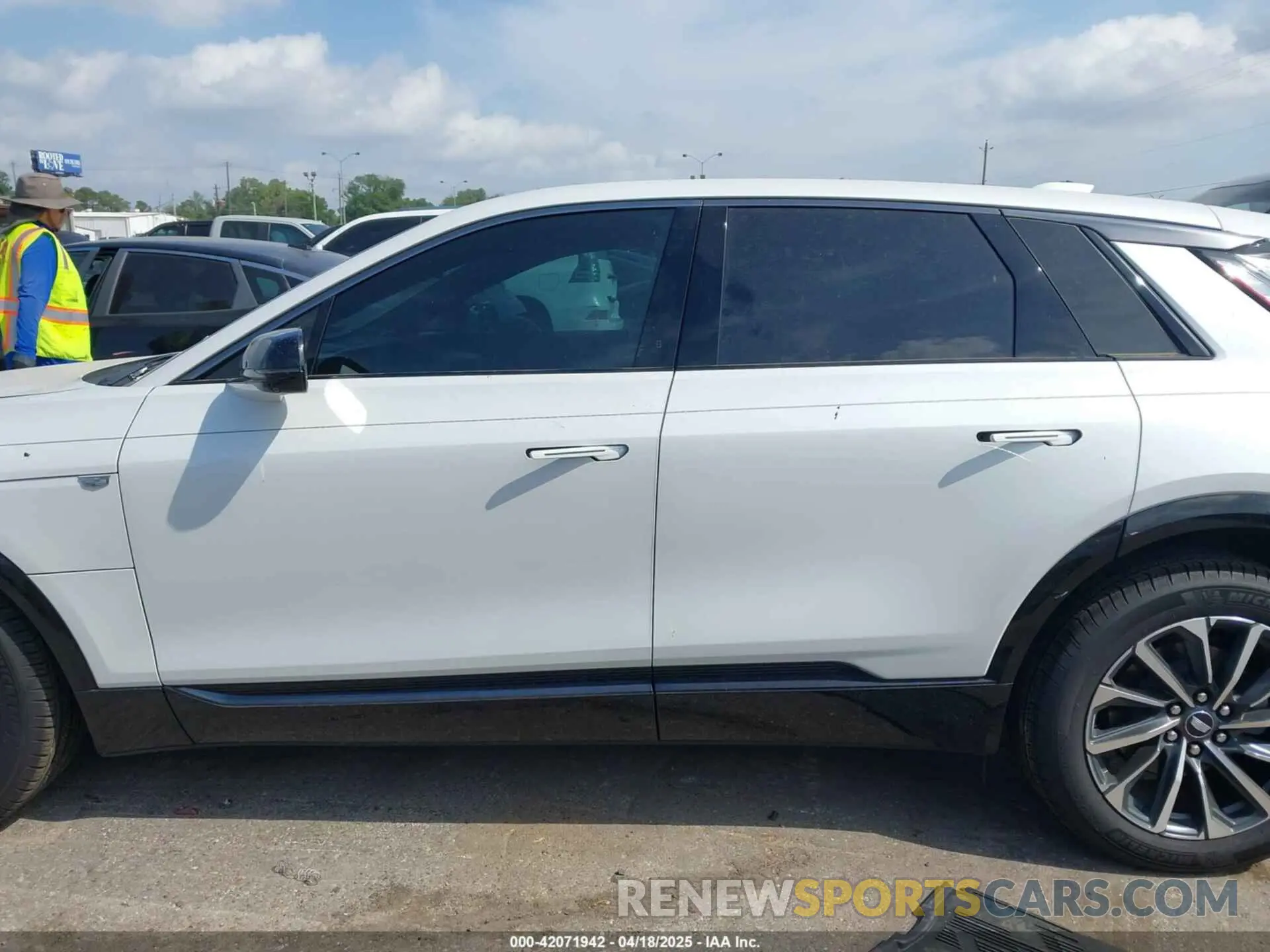 14 fotografías del automóvil dañado 1GYKPTRL5RZ142981 CADILLAC LYRIQ 2024
