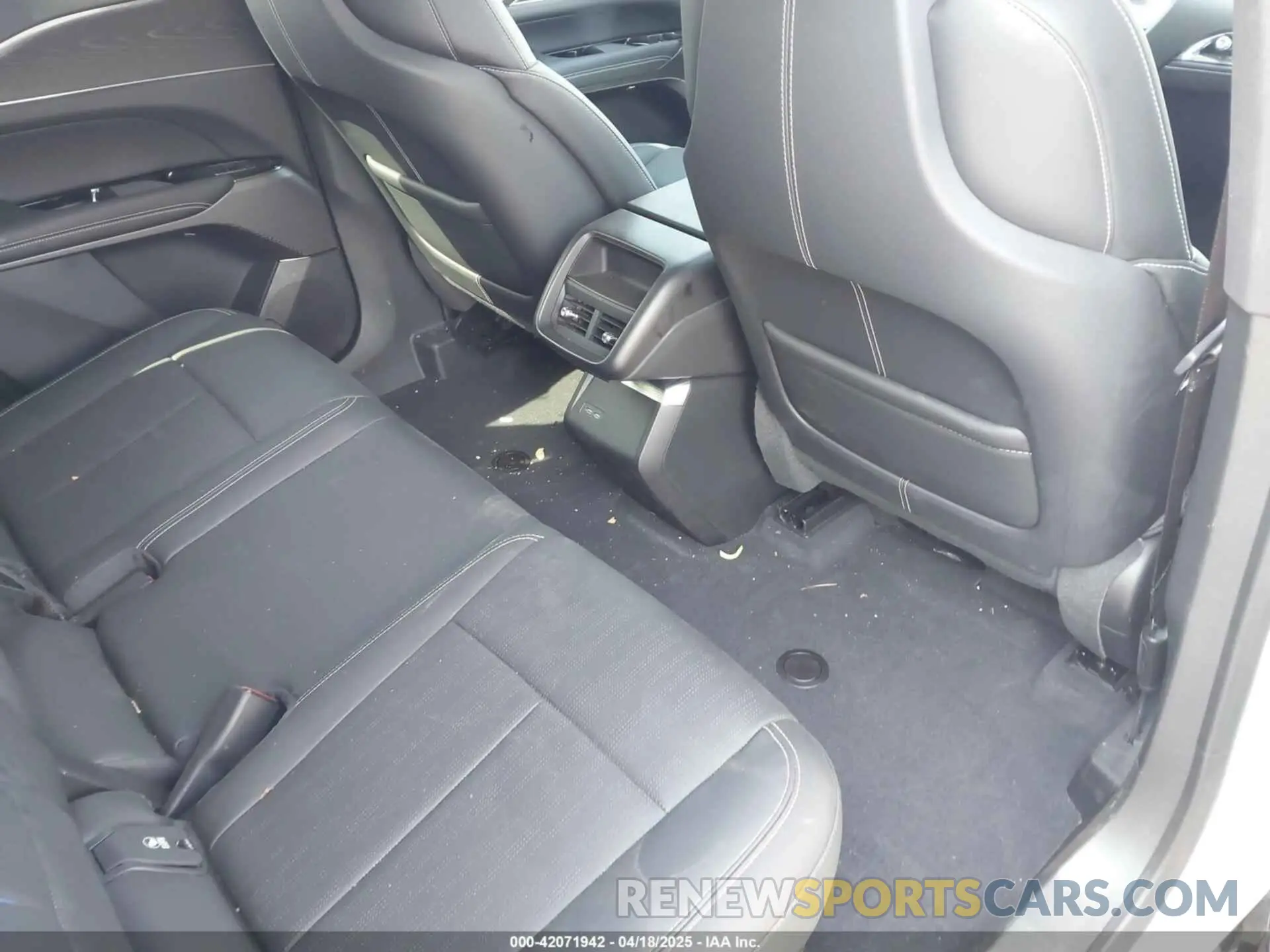 8 fotografías del automóvil dañado 1GYKPTRL5RZ142981 CADILLAC LYRIQ 2024
