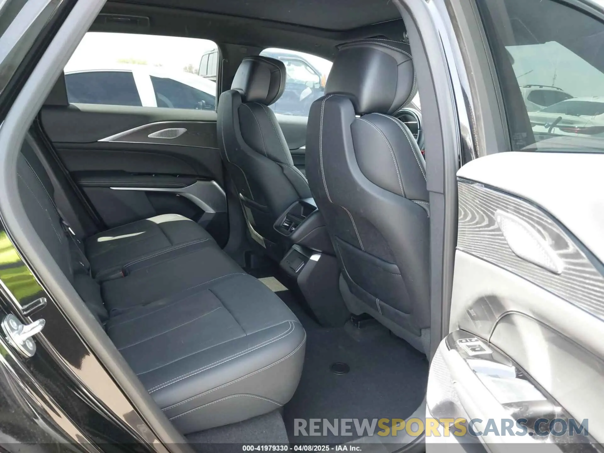 8 fotografías del automóvil dañado 1GYKPVRK6RZ131099 CADILLAC LYRIQ 2024