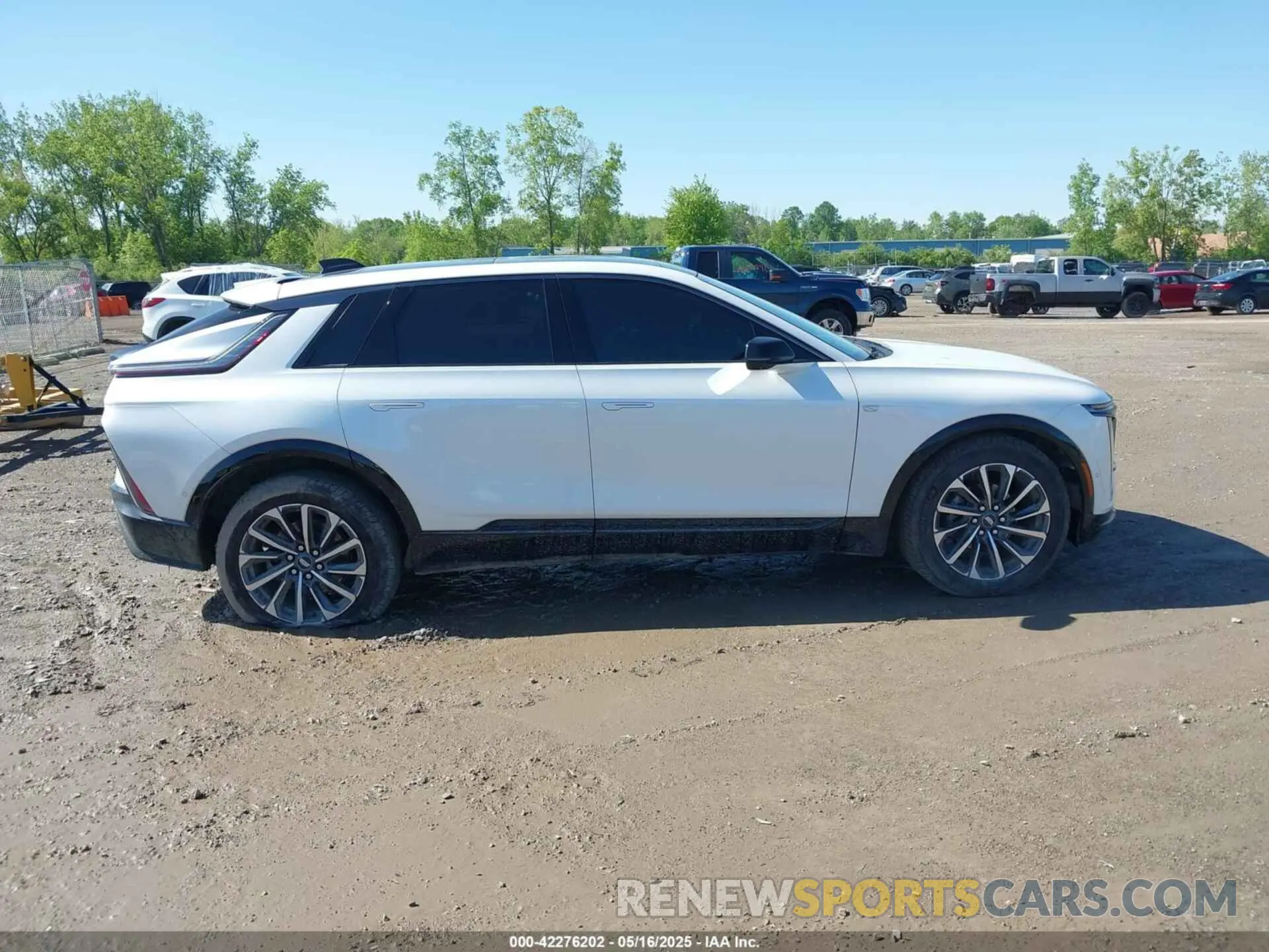 13 fotografías del automóvil dañado 1GYKPVRLXRZ111768 CADILLAC LYRIQ 2024