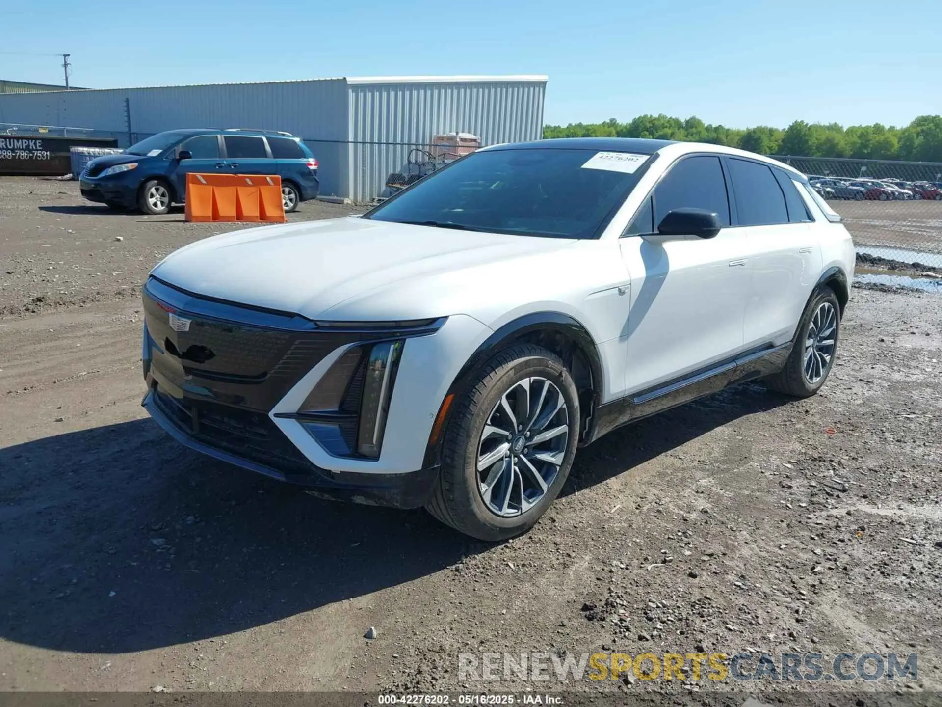 2 fotografías del automóvil dañado 1GYKPVRLXRZ111768 CADILLAC LYRIQ 2024