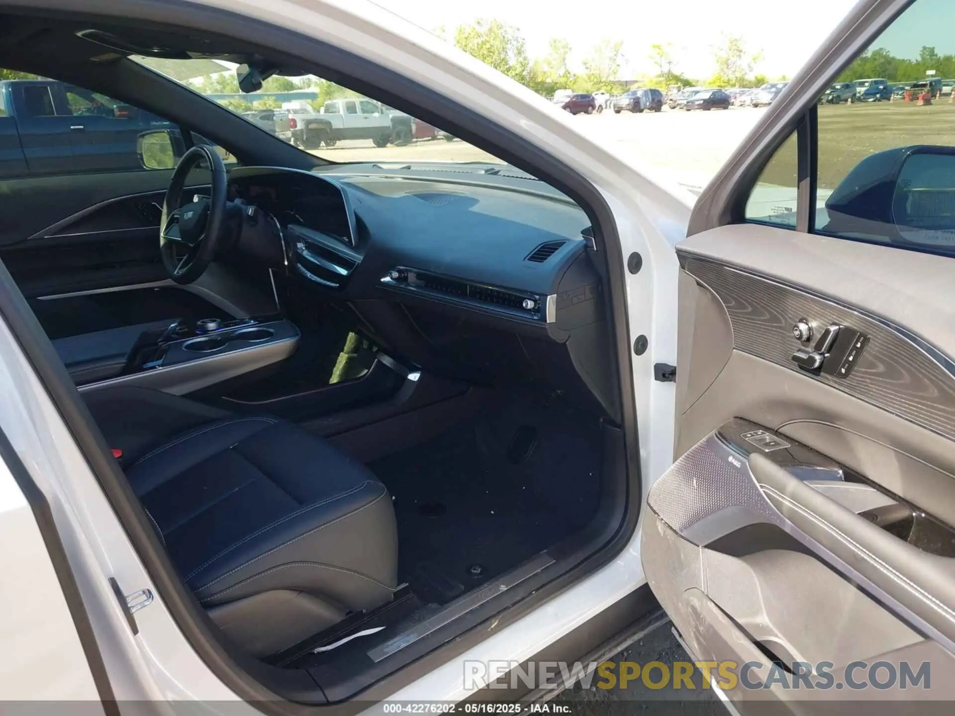 5 fotografías del automóvil dañado 1GYKPVRLXRZ111768 CADILLAC LYRIQ 2024
