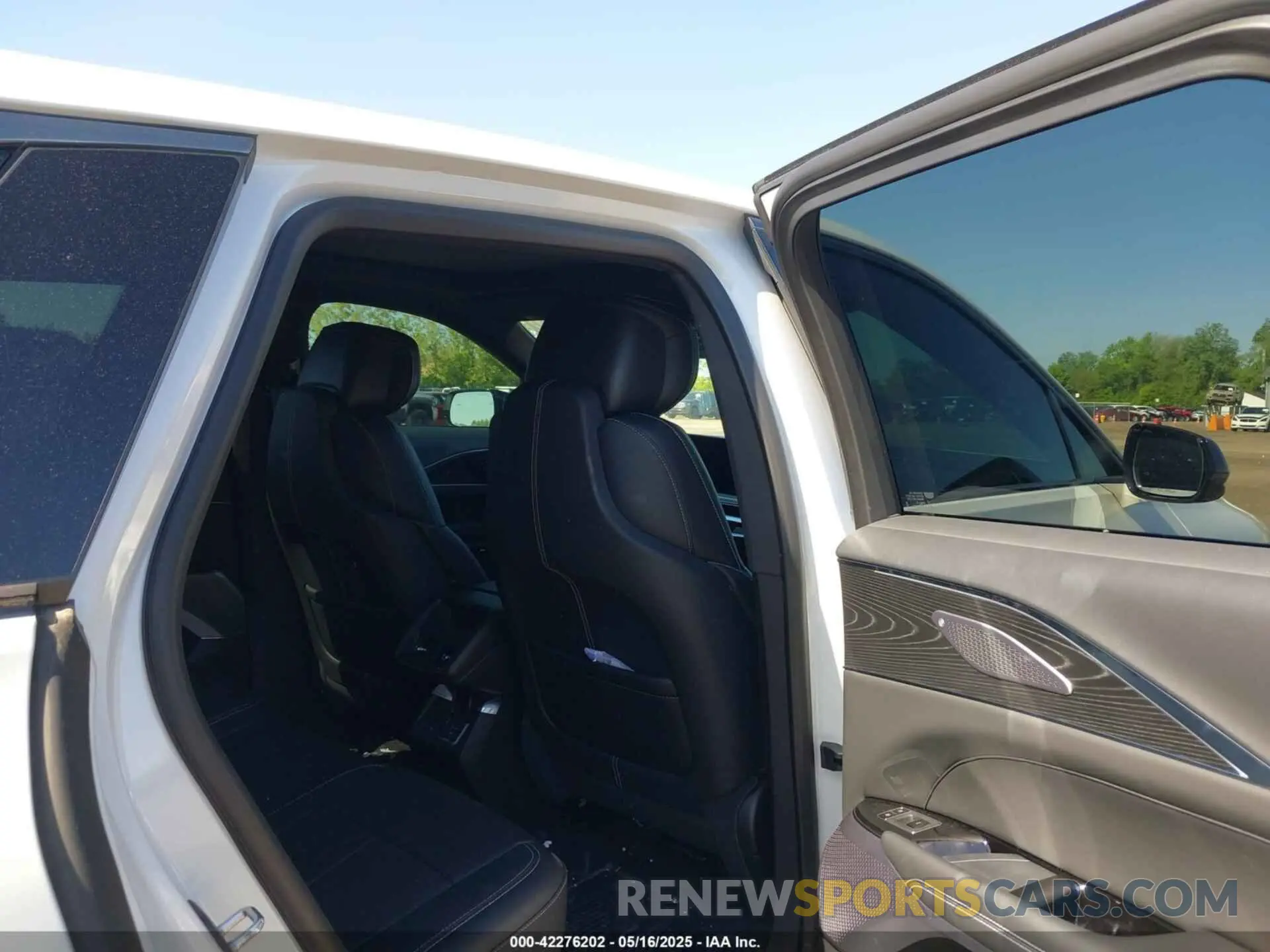 8 fotografías del automóvil dañado 1GYKPVRLXRZ111768 CADILLAC LYRIQ 2024