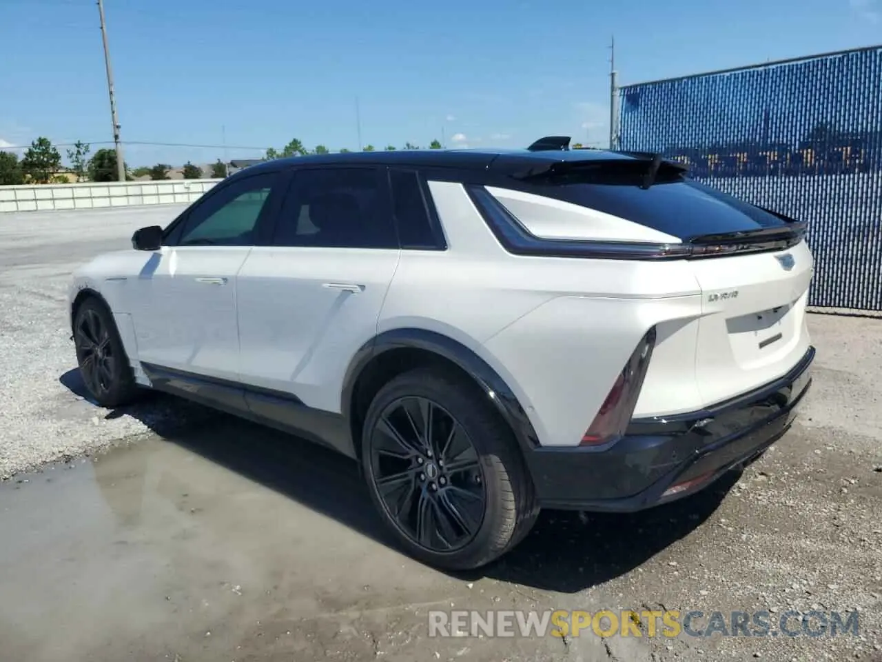 2 fotografías del automóvil dañado 1GYKPYRL1SZ301255 CADILLAC LYRIQ SPOR 2025
