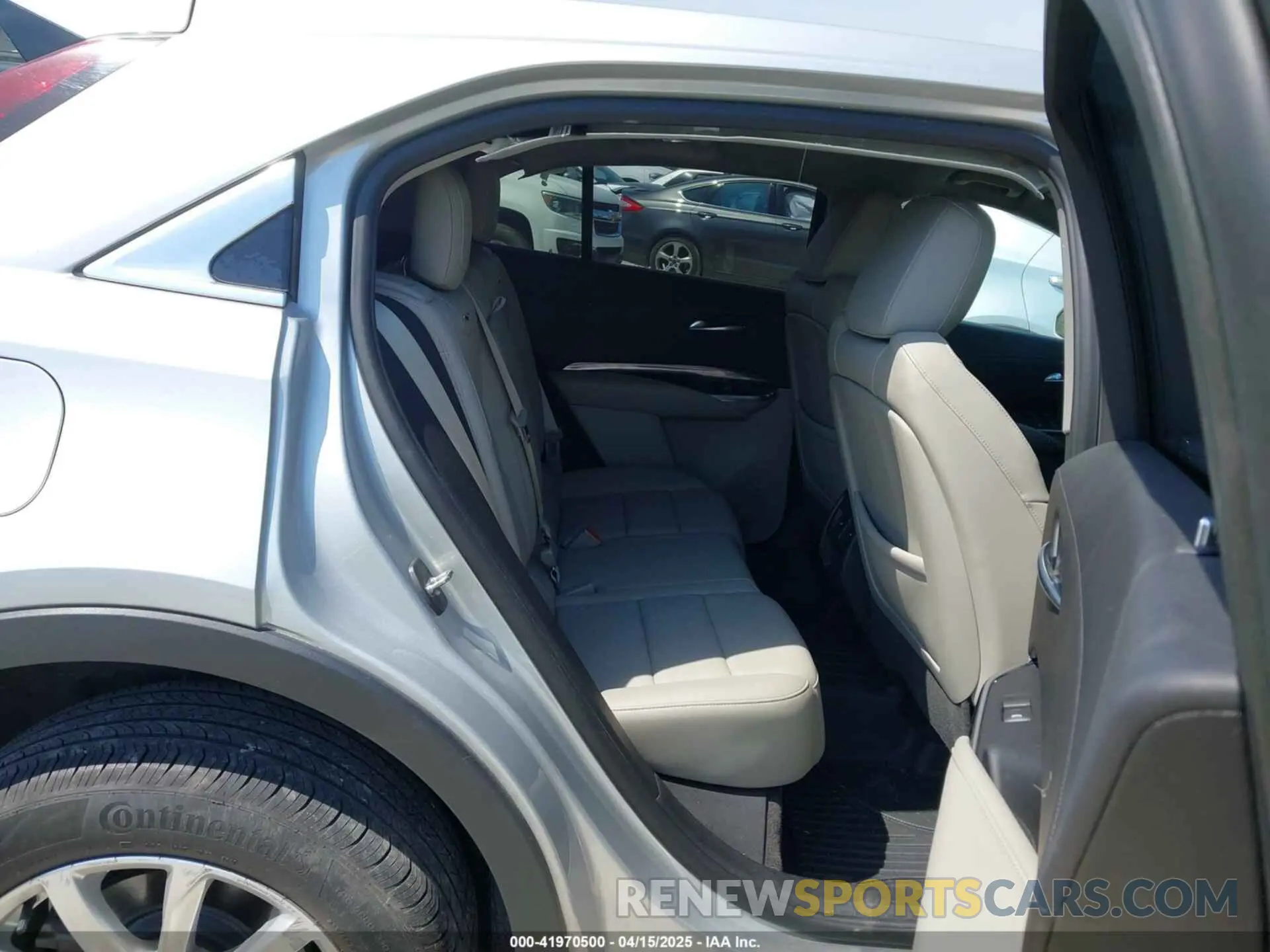 8 fotografías del automóvil dañado 1GYAZAR43KF211662 CADILLAC XT4 2019
