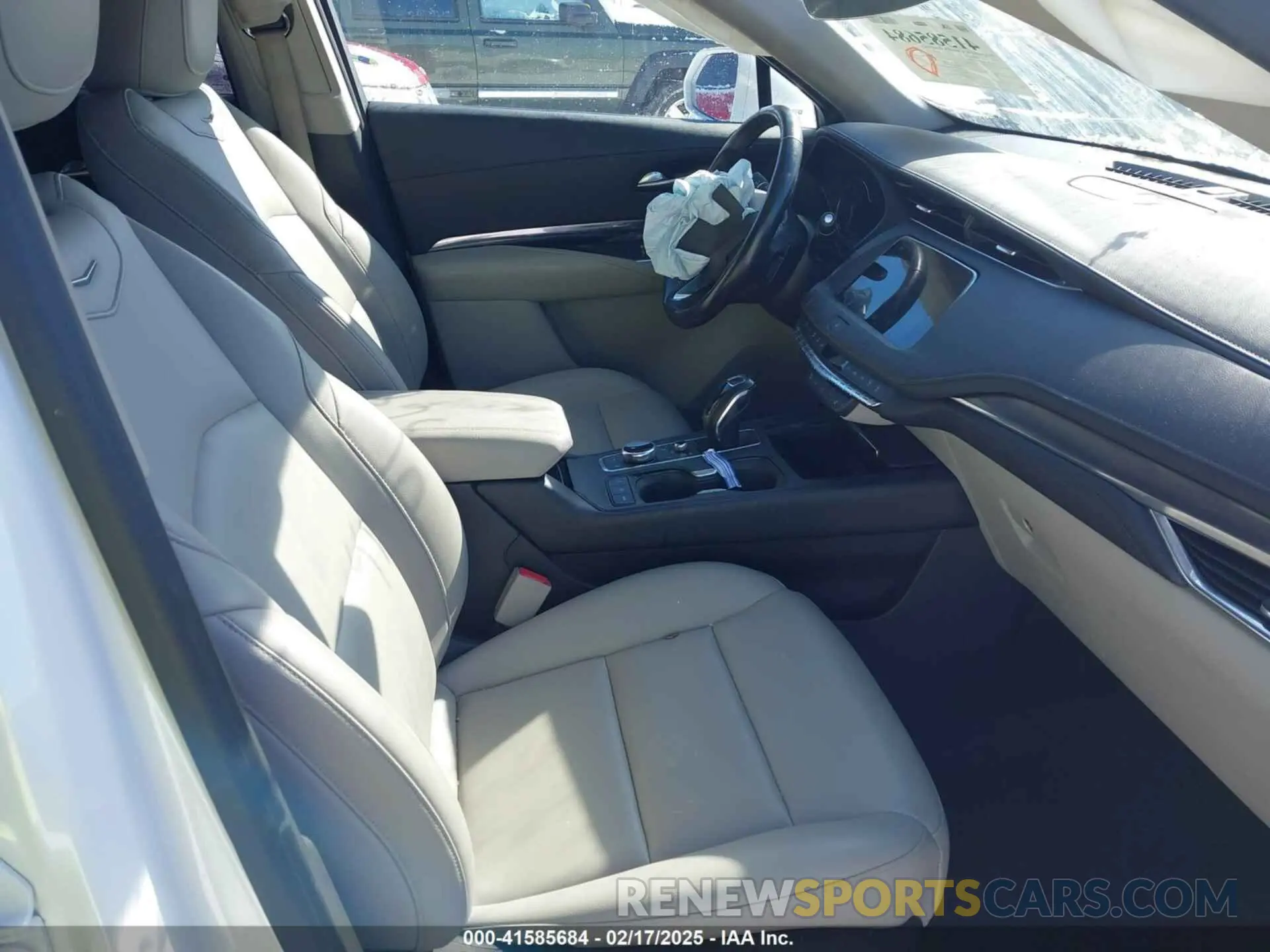 5 fotografías del automóvil dañado 1GYAZAR4XKF170642 CADILLAC XT4 2019
