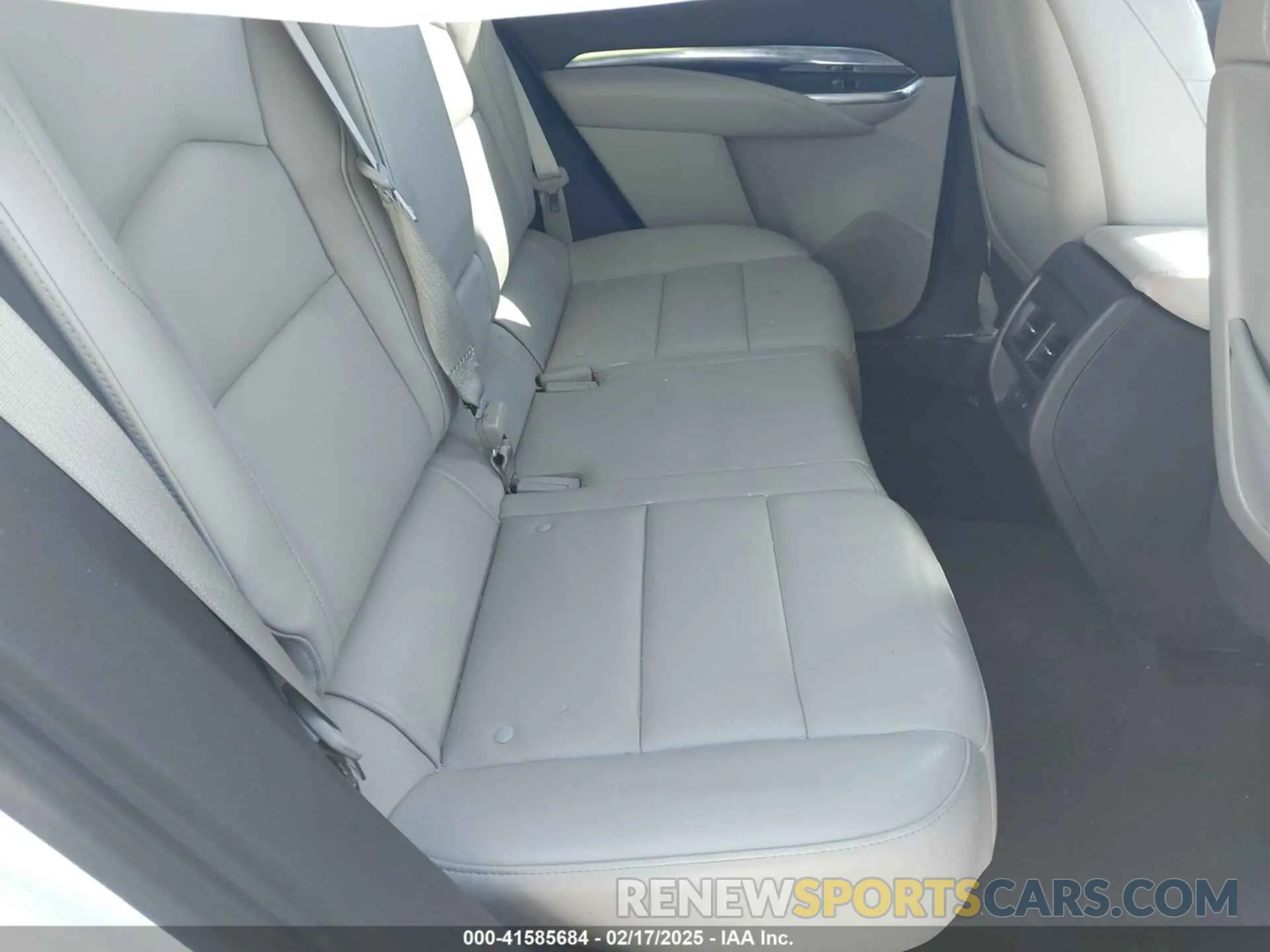 8 fotografías del automóvil dañado 1GYAZAR4XKF170642 CADILLAC XT4 2019