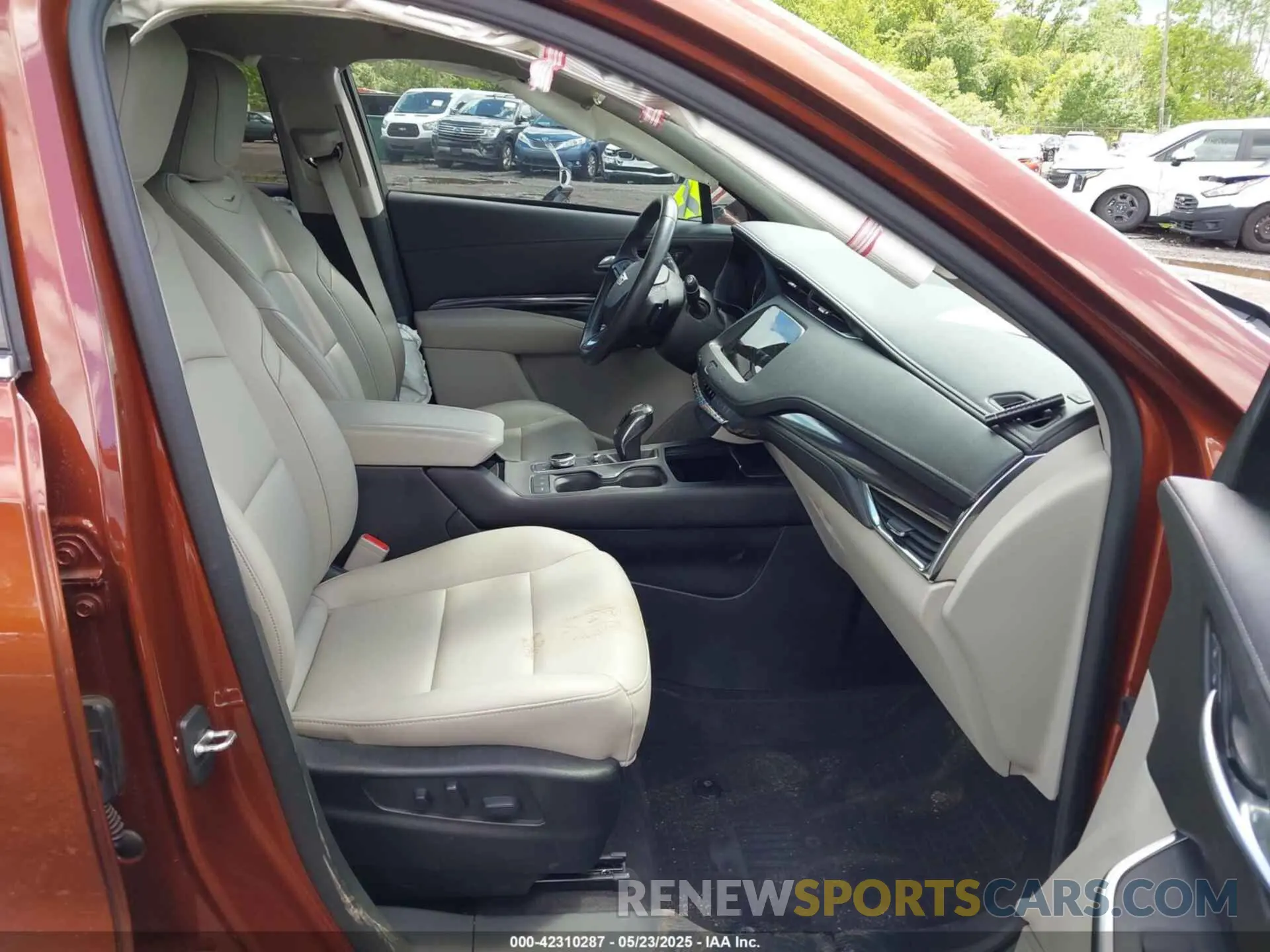 5 fotografías del automóvil dañado 1GYFZBR40KF209301 CADILLAC XT4 2019