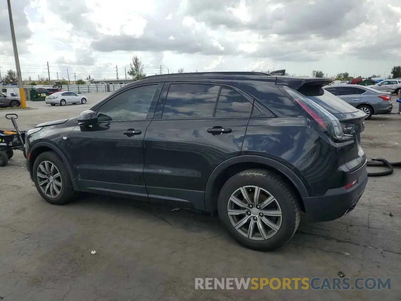 2 fotografías del automóvil dañado 1GYFZER49KF214000 CADILLAC XT4 2019