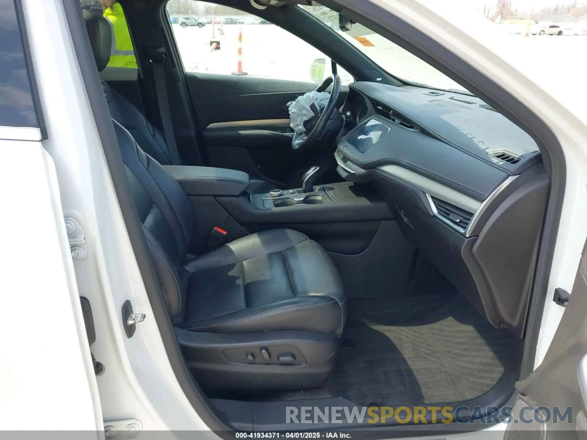 5 fotografías del automóvil dañado 1GYFZDR44LF036461 CADILLAC XT4 2020