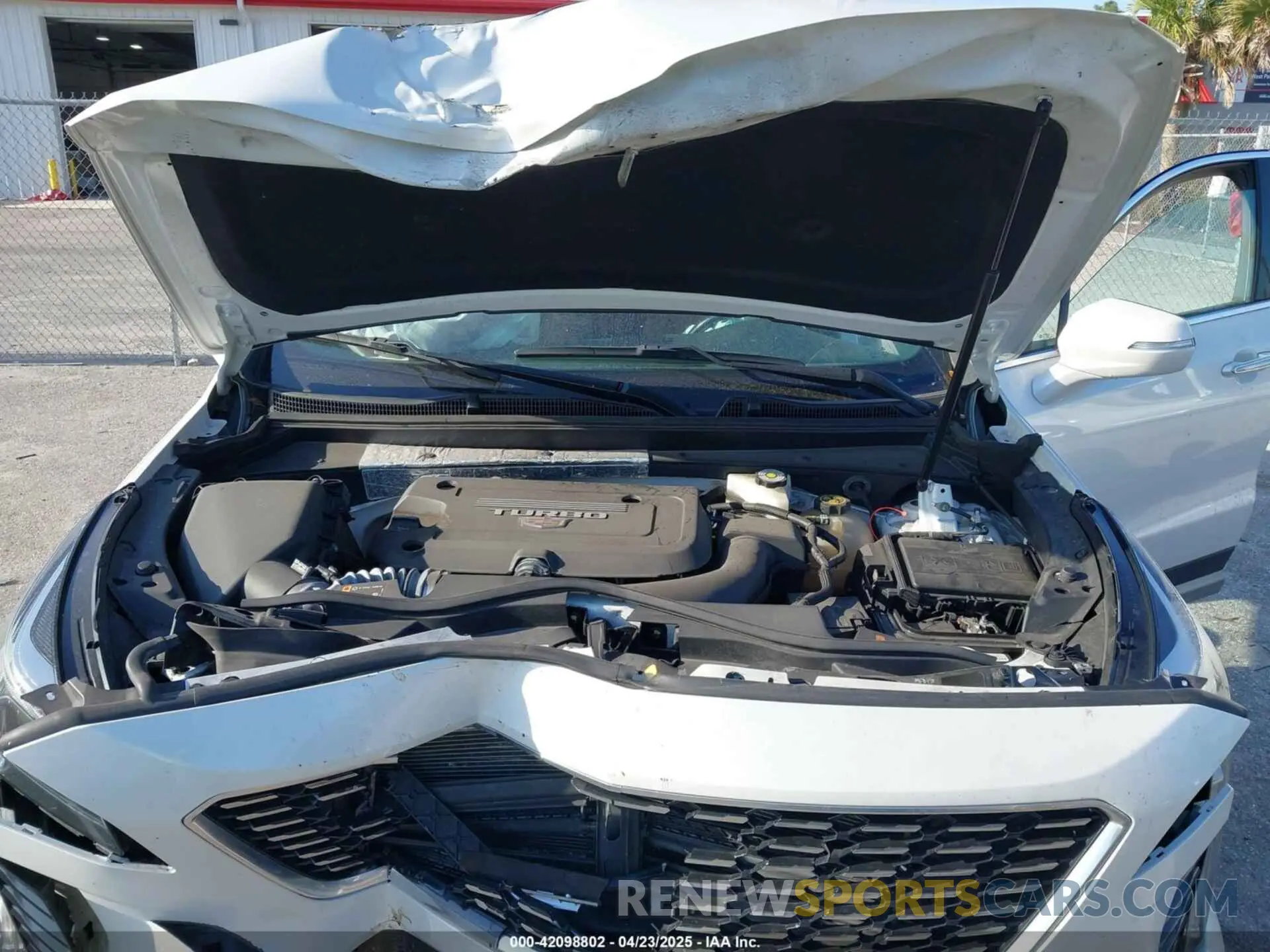 10 fotografías del automóvil dañado 1GYFZCR4XMF080010 CADILLAC XT4 2021