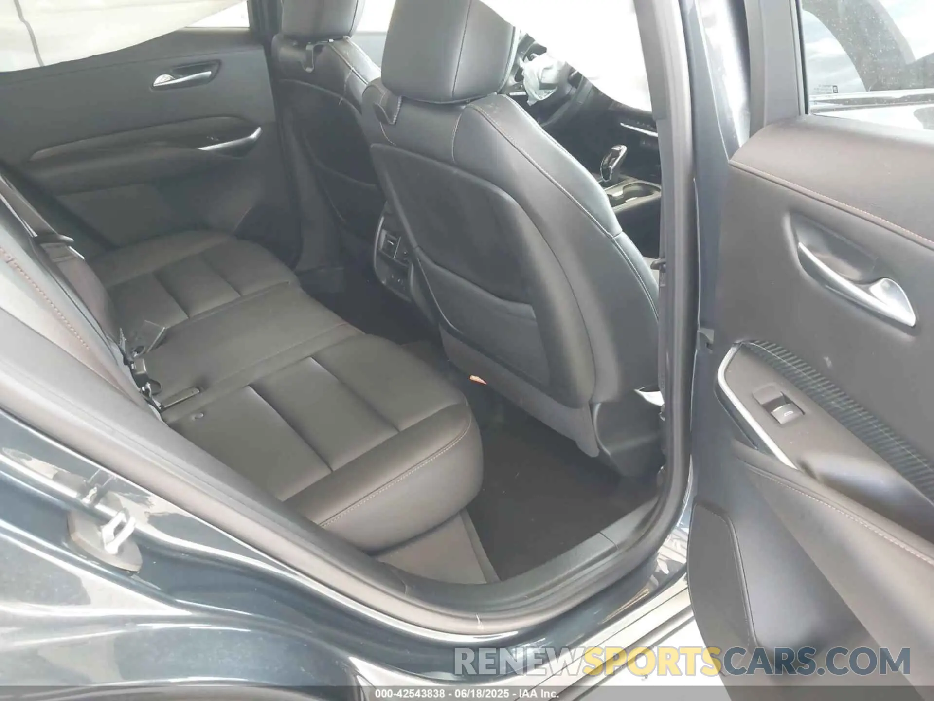 8 fotografías del automóvil dañado 1GYFZFR40MF032839 CADILLAC XT4 2021