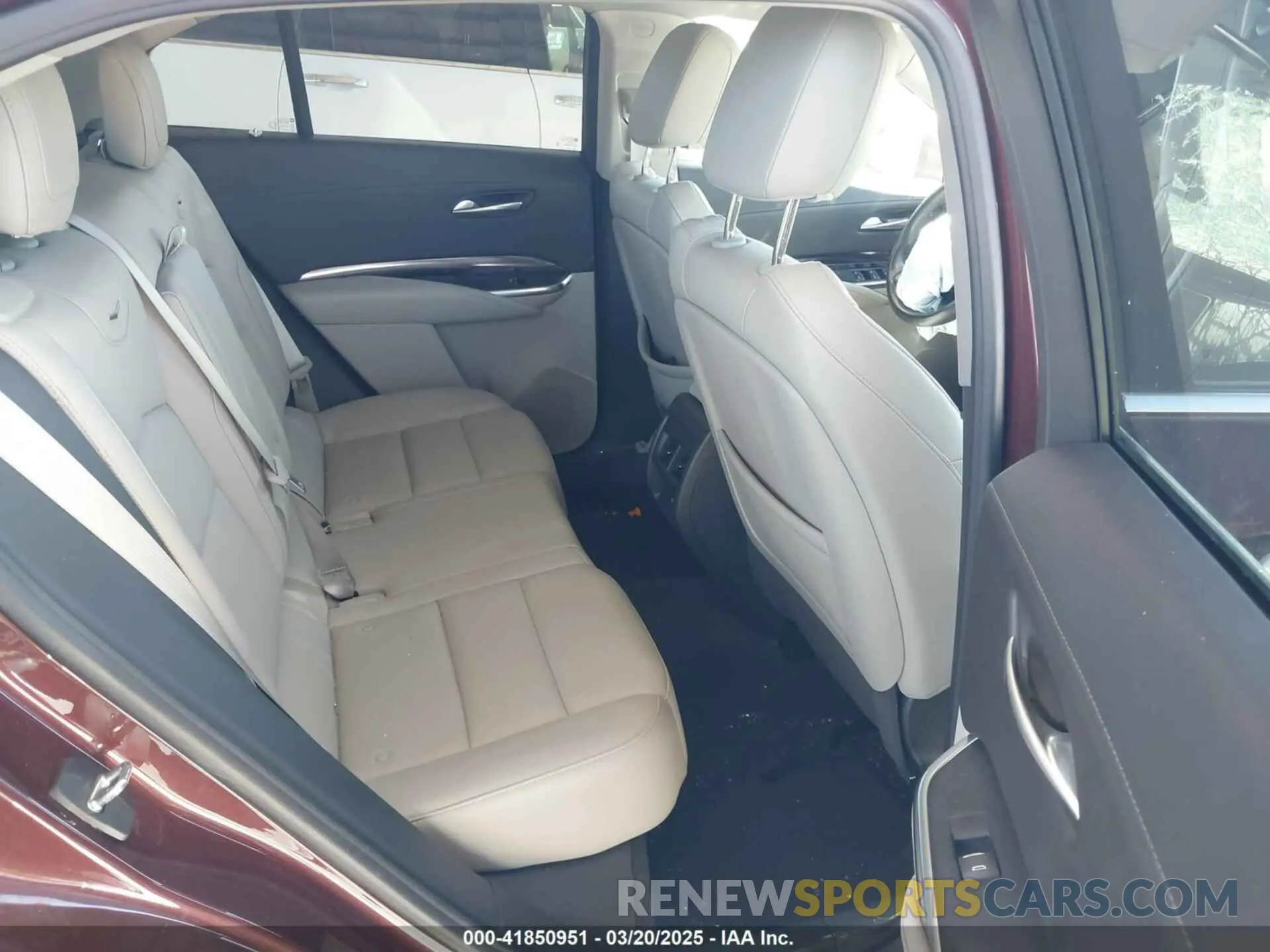8 fotografías del automóvil dañado 1GYAZAR42NF162880 CADILLAC XT4 2022