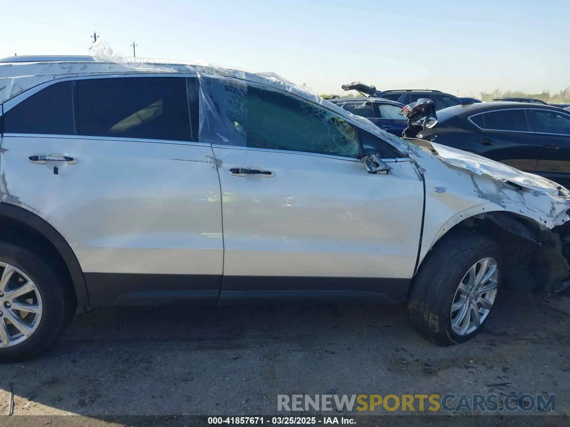 12 fotografías del automóvil dañado 1GYAZAR48NF170949 CADILLAC XT4 2022