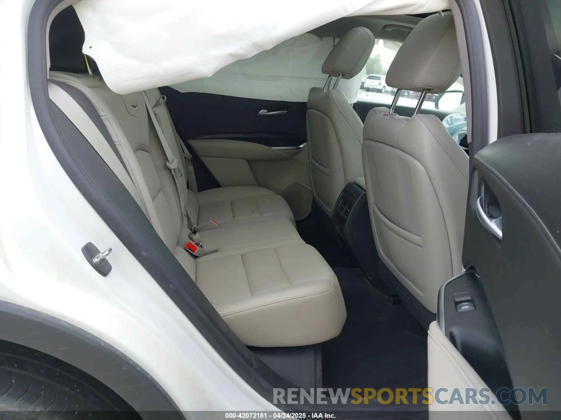 8 fotografías del automóvil dañado 1GYFZCR44NF144494 CADILLAC XT4 2022