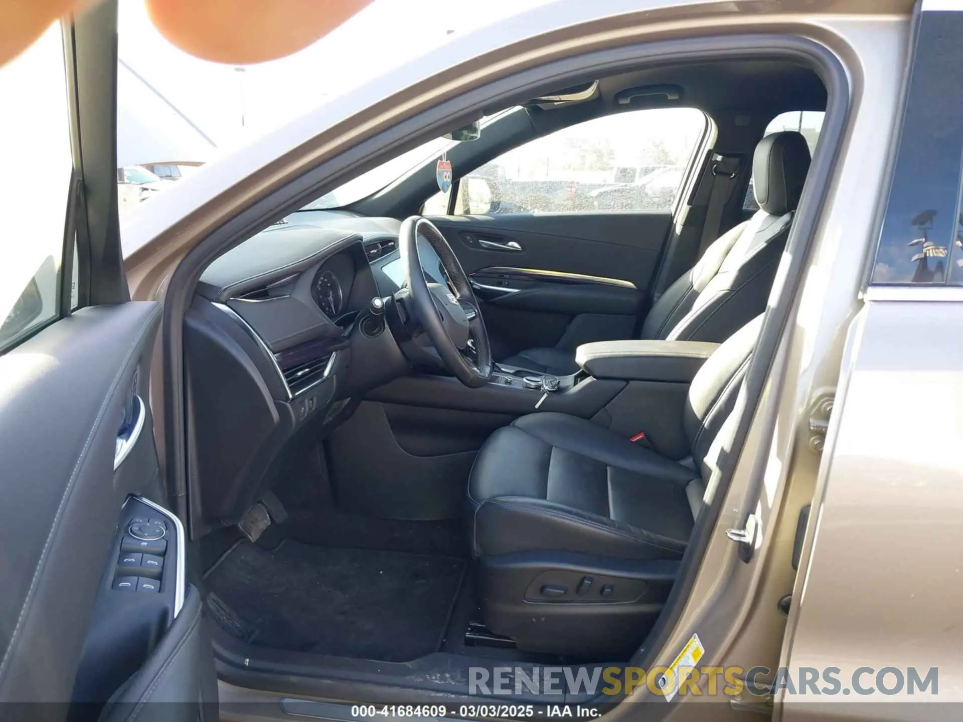 5 fotografías del automóvil dañado 1GYAZAR40PF135132 CADILLAC XT4 2023