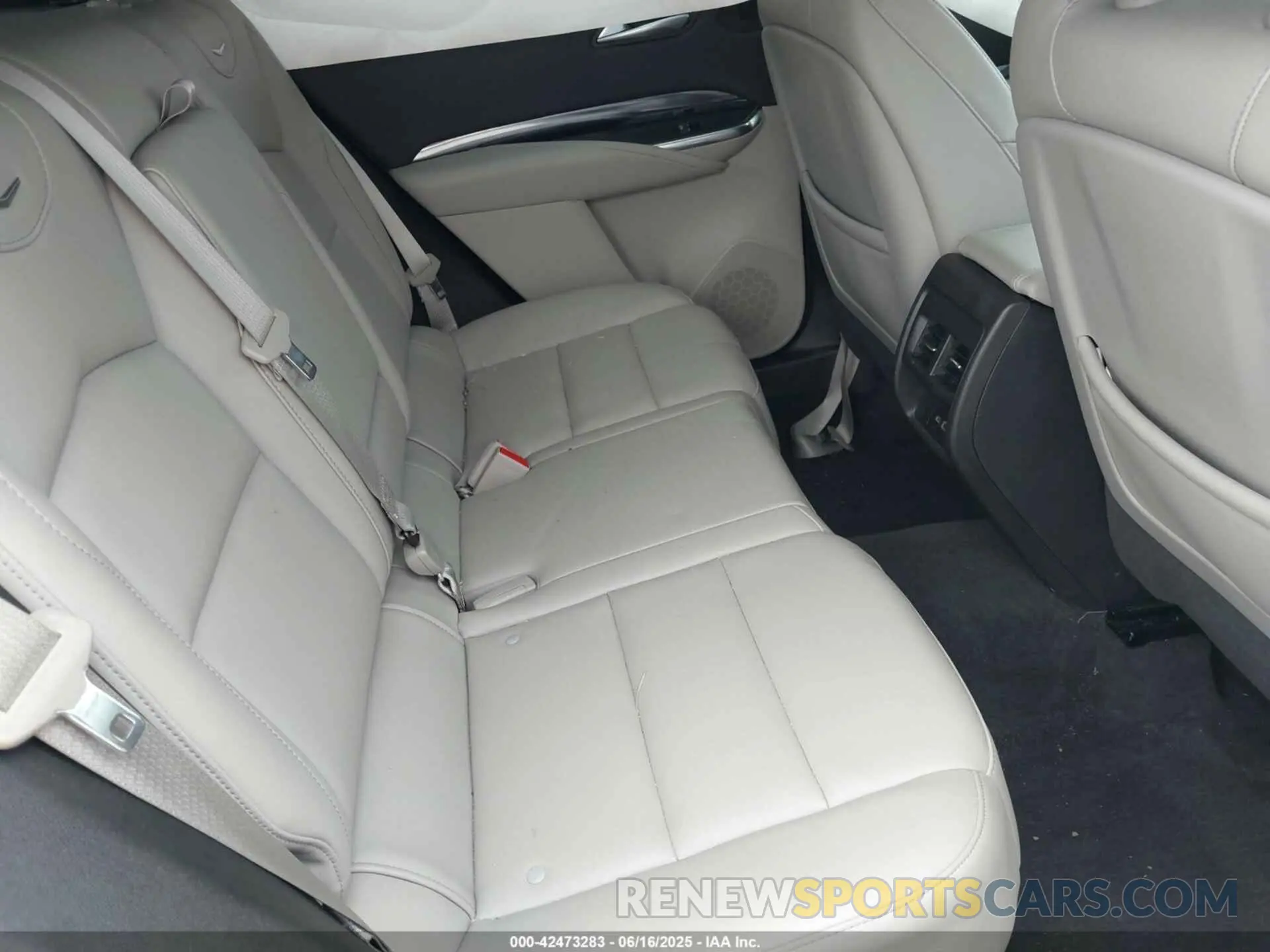 8 fotografías del automóvil dañado 1GYAZAR47PF134530 CADILLAC XT4 2023