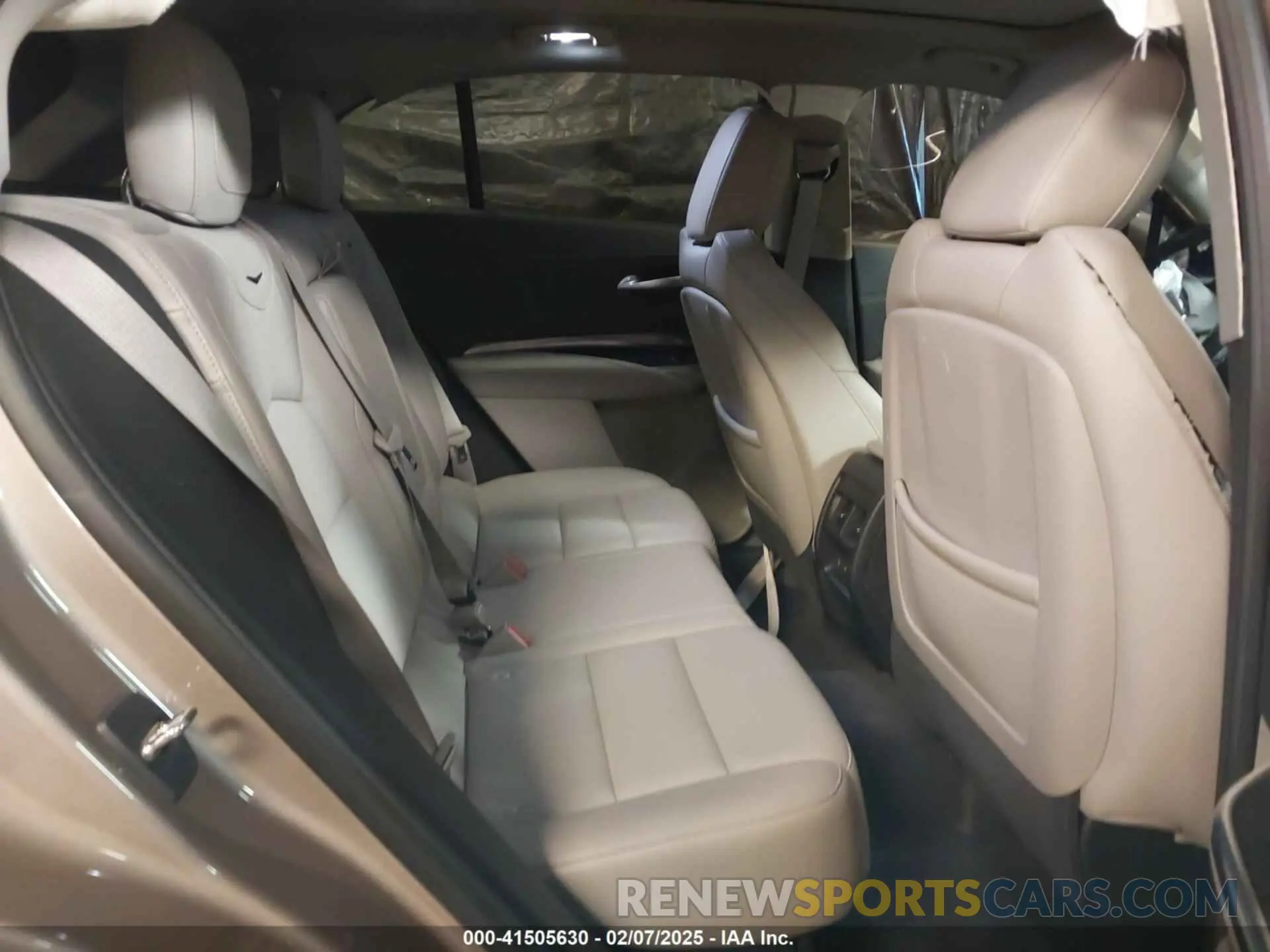 8 fotografías del automóvil dañado 1GYFZBR48PF174059 CADILLAC XT4 2023