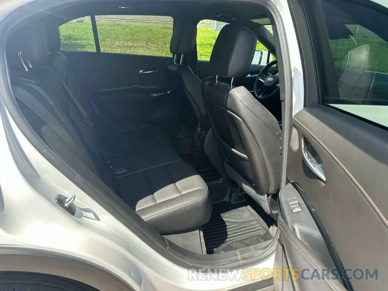 6 fotografías del automóvil dañado 1GYFZER48PF197505 CADILLAC XT4 2023