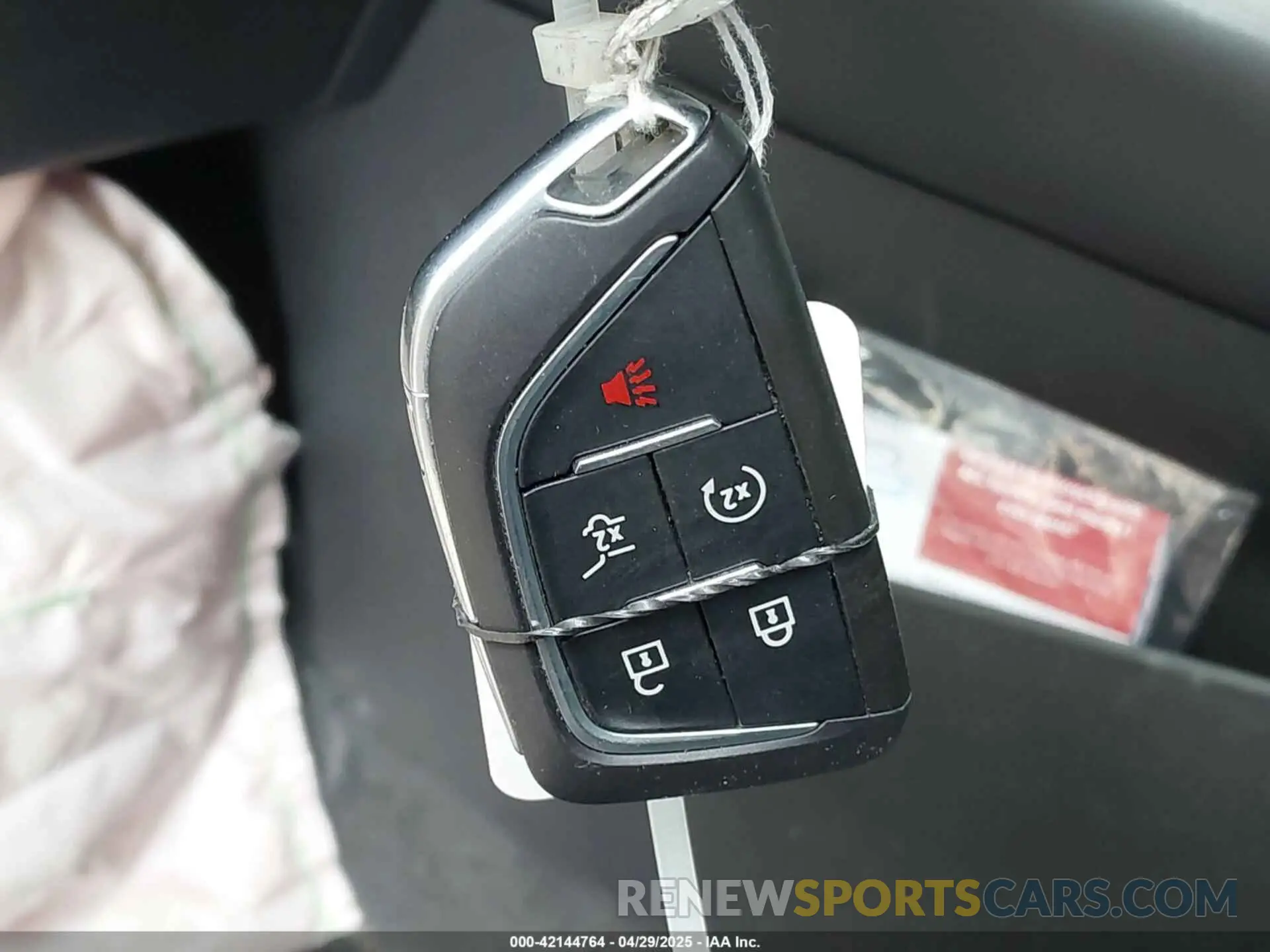 11 fotografías del automóvil dañado 1GYFZCR41SF142388 CADILLAC XT4 2025