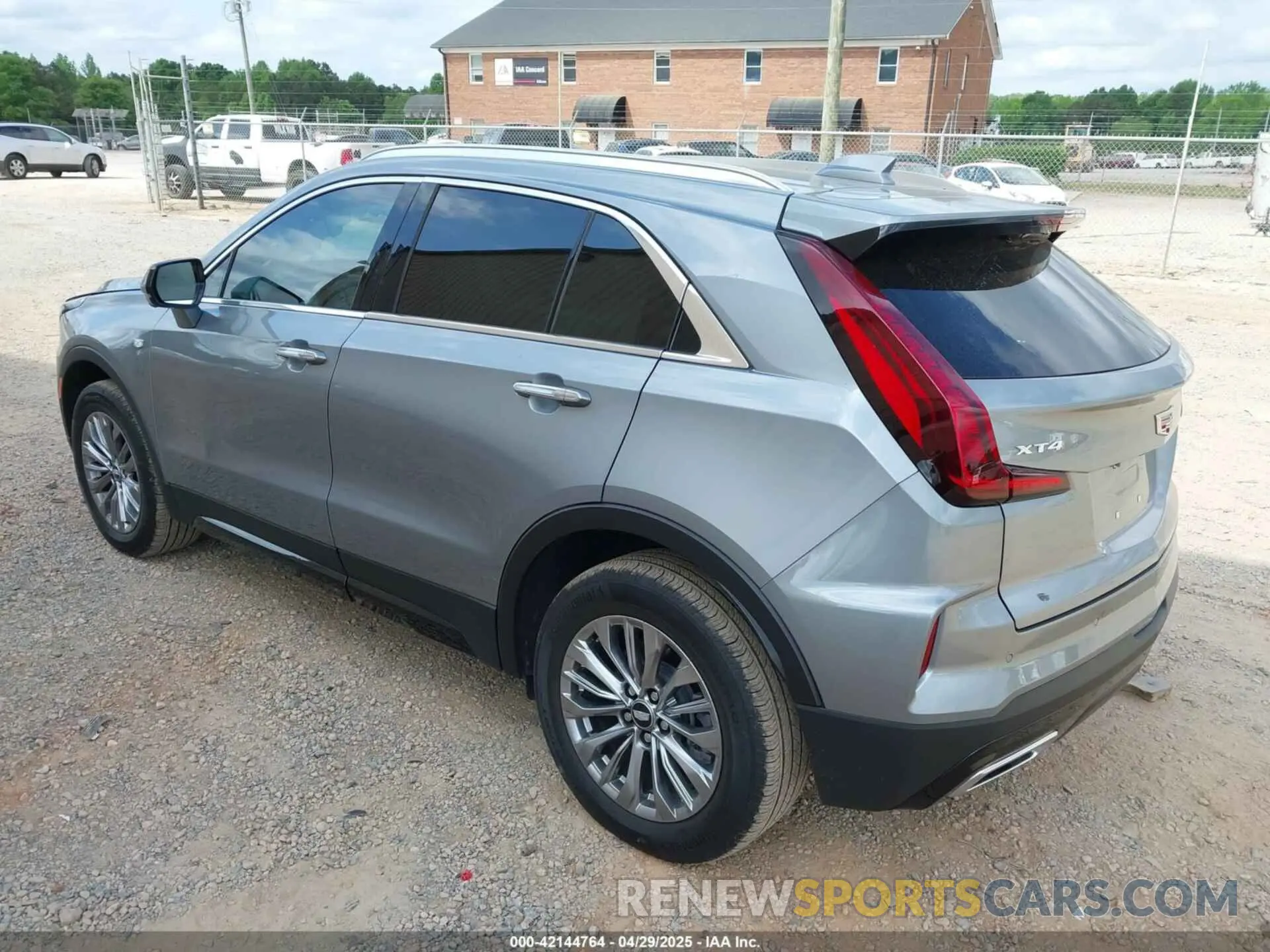 3 fotografías del automóvil dañado 1GYFZCR41SF142388 CADILLAC XT4 2025