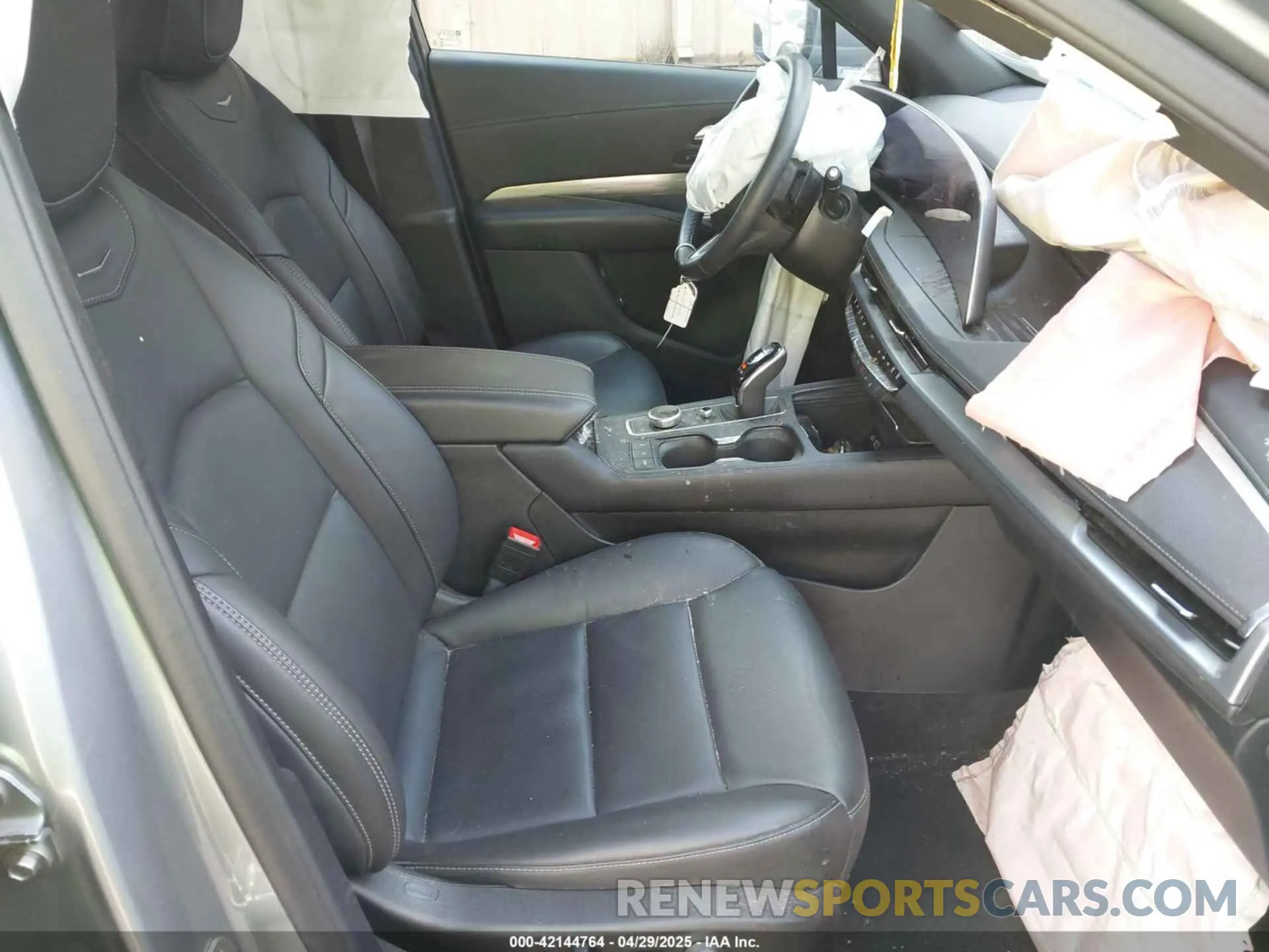 5 fotografías del automóvil dañado 1GYFZCR41SF142388 CADILLAC XT4 2025