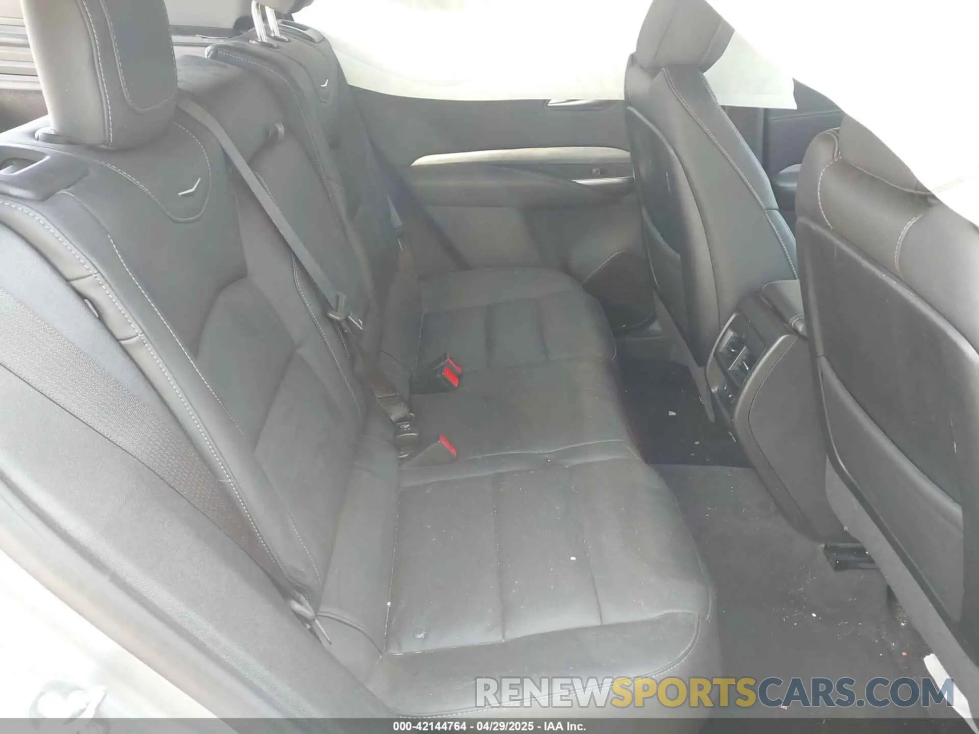 8 fotografías del automóvil dañado 1GYFZCR41SF142388 CADILLAC XT4 2025