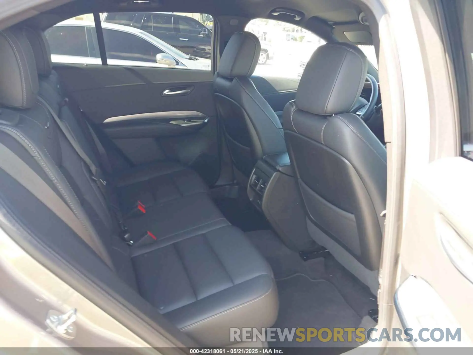 8 fotografías del automóvil dañado 1GYFZCR41SF152998 CADILLAC XT4 2025