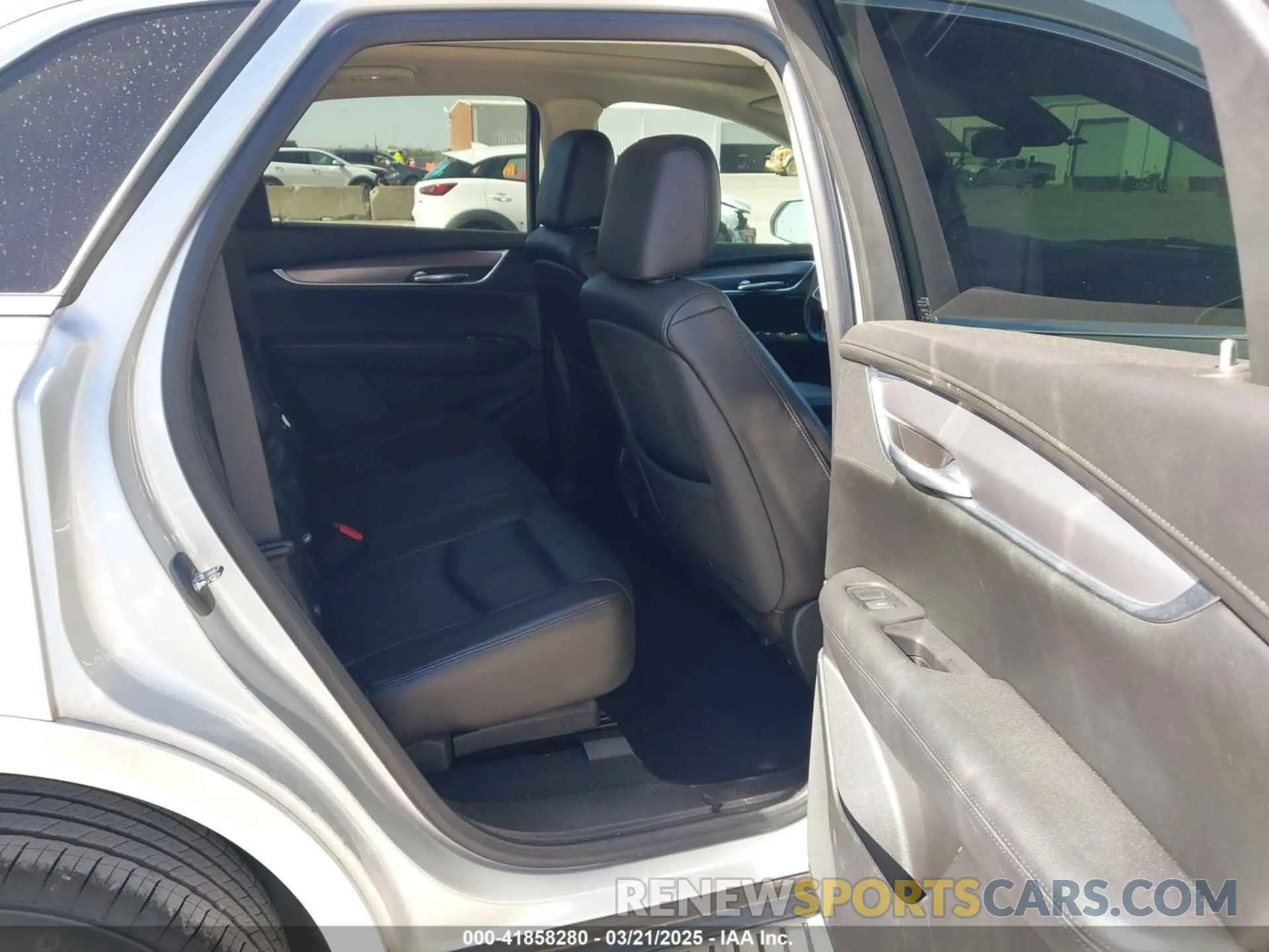 8 fotografías del automóvil dañado 1GYKNCRS3KZ100411 CADILLAC XT5 2019