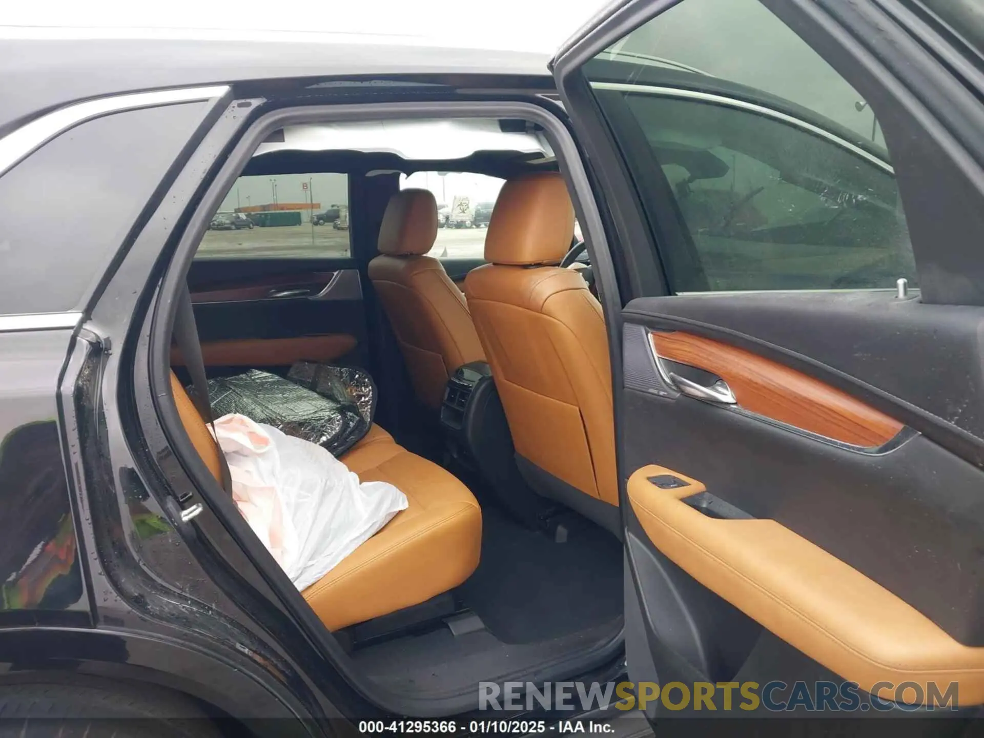 8 fotografías del automóvil dañado 1GYKNCRS4NZ154675 CADILLAC XT5 2022