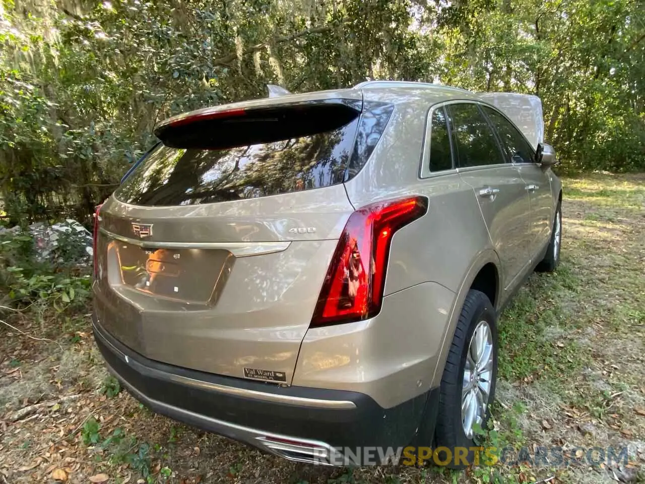 4 fotografías del automóvil dañado 1GYKNCRS6NZ164687 CADILLAC XT5 2022